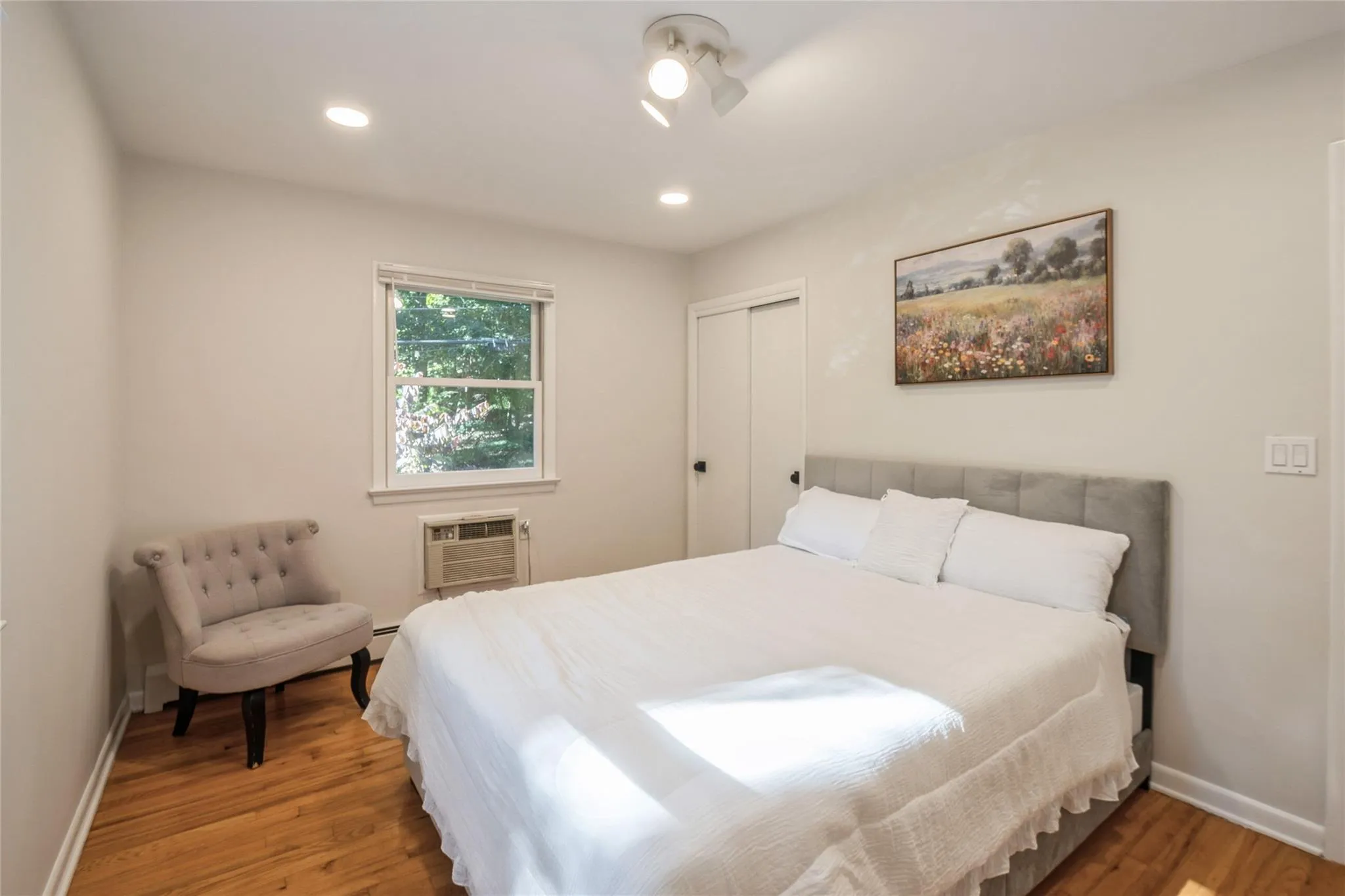 Spacious bedroom Spacious bedroom