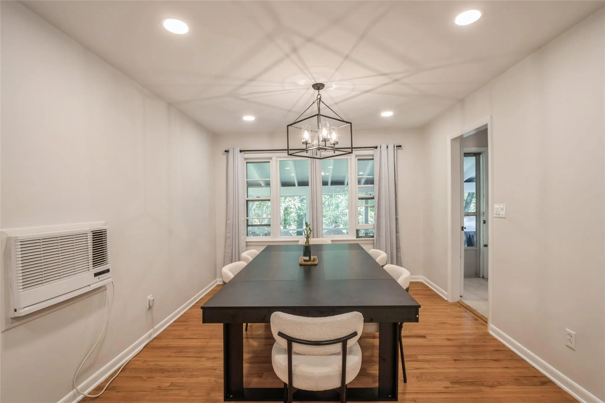 Spacious dining room Spacious dining room