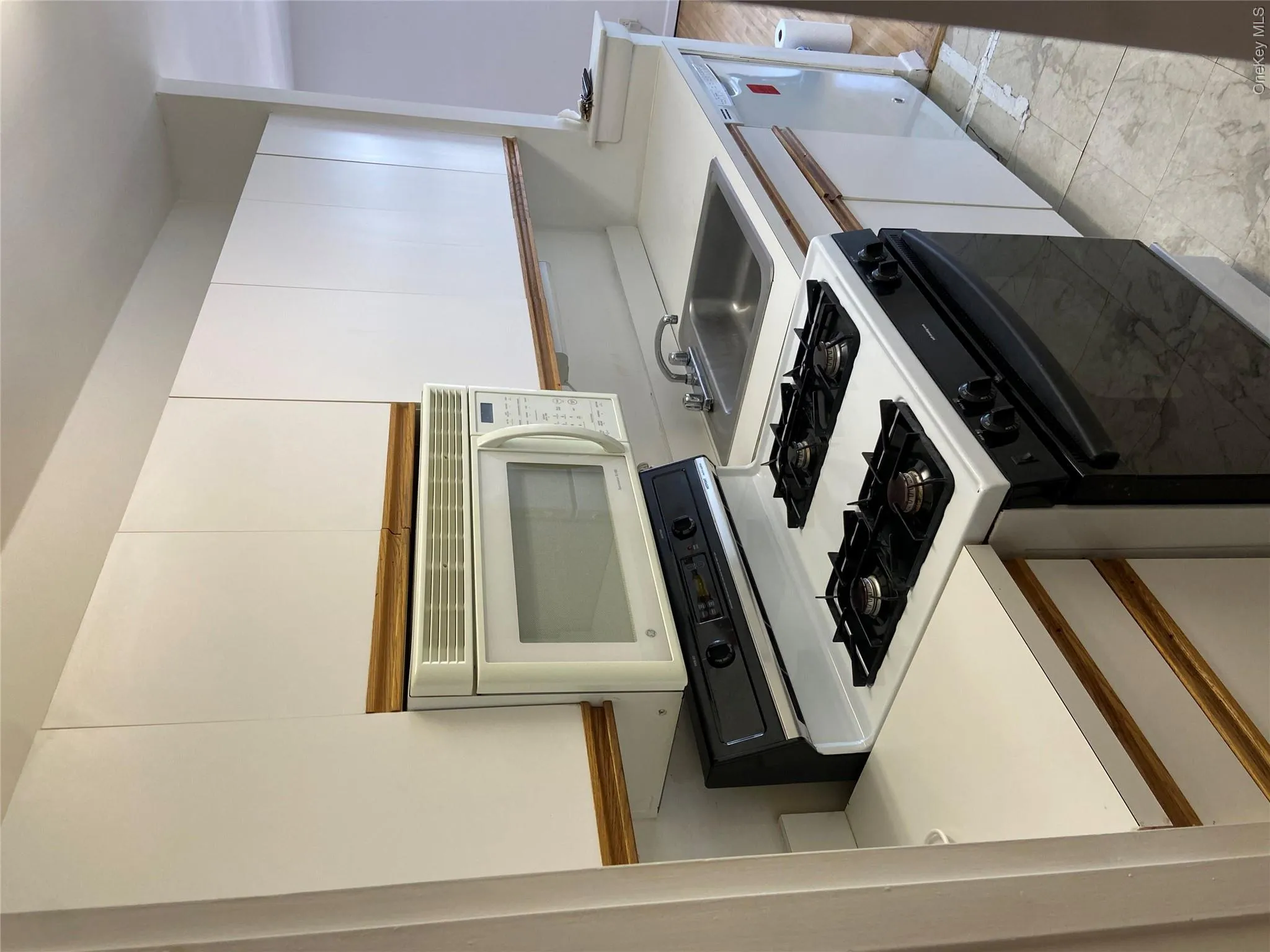 55 Lenox Road, Hempstead, NY, 1 Bedroom Bedrooms, 4 Rooms Rooms,1 BathroomBathrooms,Residential,For Rent,Lenox,0,KEY895294 55 Lenox Road, Hempstead, NY, 1 Bedroom Bedrooms, 4 Rooms Rooms,1 BathroomBathrooms,Residential,For Rent,Lenox,0,KEY895294