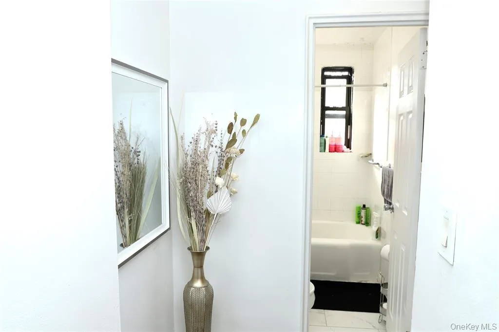 Bathroom with toilet and shower / tub combination Bathroom with toilet and shower / tub combination