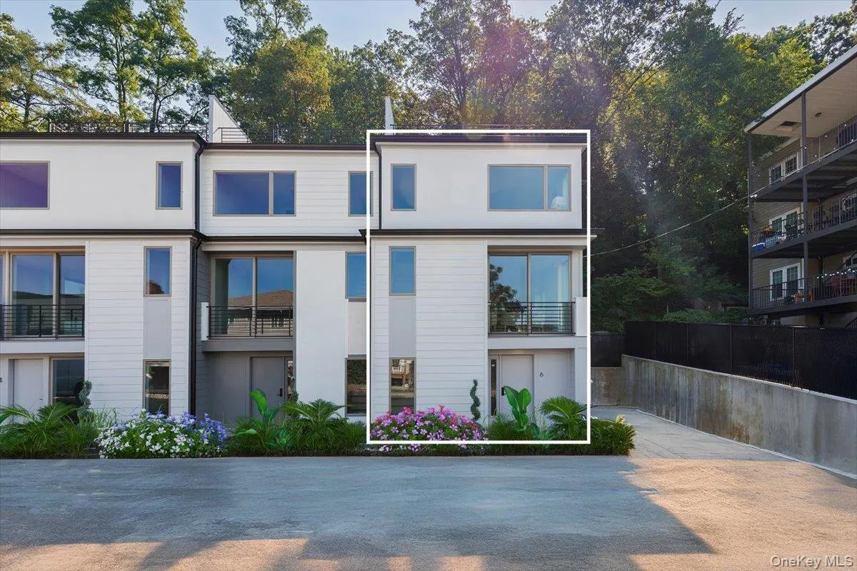 View of front facade with stucco siding View of front facade with stucco siding