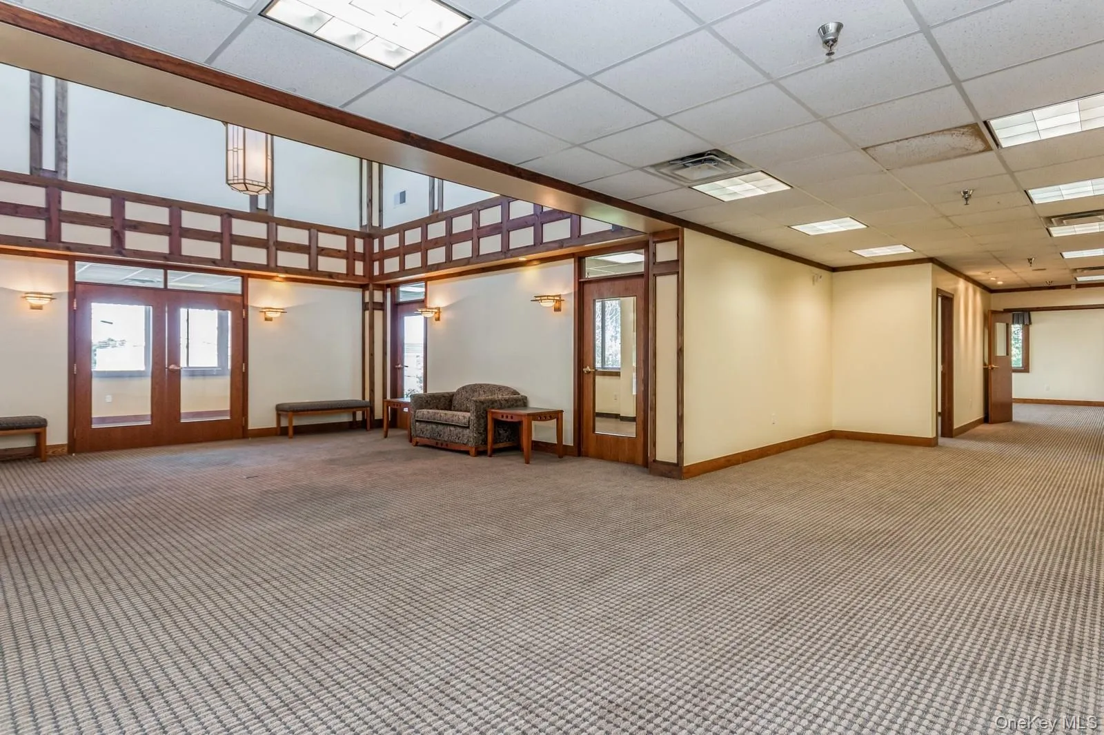 Central area surrounded by 6 executive offices Central area surrounded by 6 executive offices