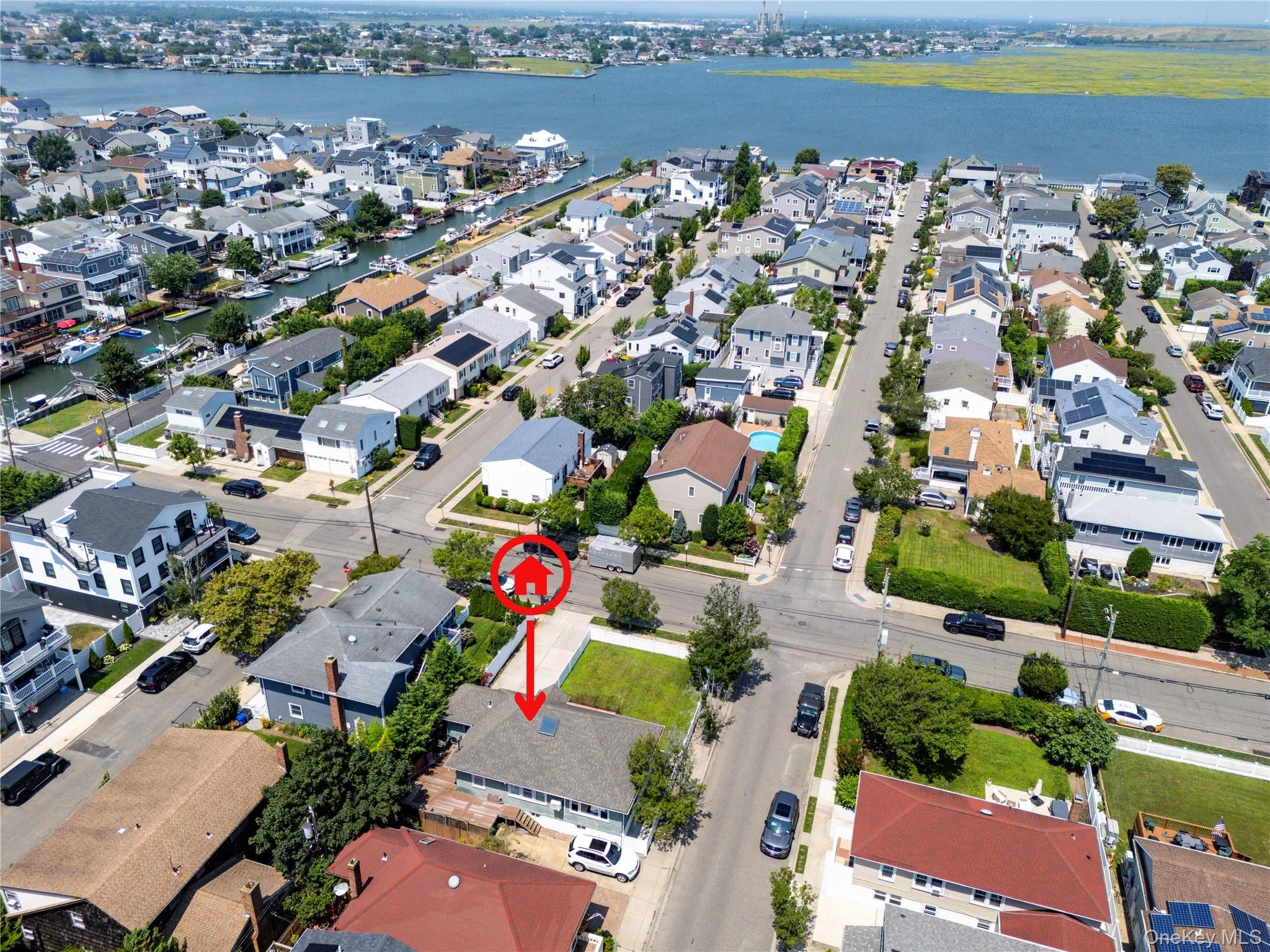 Aerial view of Property's LOCATION WITHIN STEPS TO THE BAY OR OCEAN Aerial view of Property's LOCATION WITHIN STEPS TO THE BAY OR OCEAN