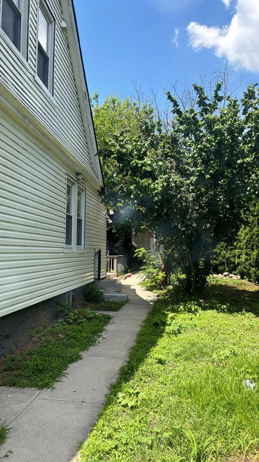 9 Roanoke Street, Yonkers, NY, 3 Bedrooms Bedrooms, 5 Rooms Rooms,1 BathroomBathrooms,Residential,For Rent,Roanoke,0,KEY896686 9 Roanoke Street, Yonkers, NY, 3 Bedrooms Bedrooms, 5 Rooms Rooms,1 BathroomBathrooms,Residential,For Rent,Roanoke,0,KEY896686