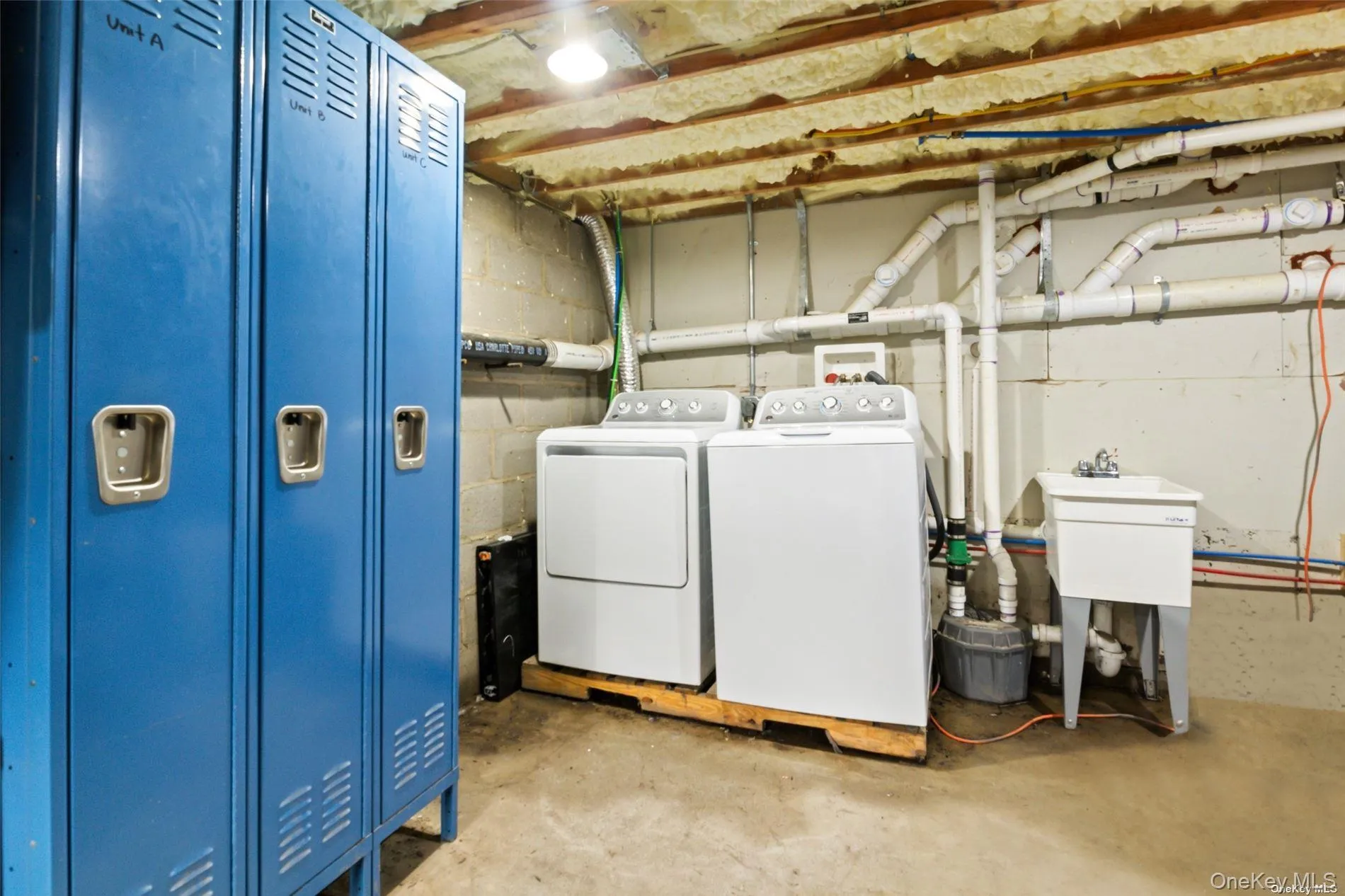 SHARE LAUNDRY-WITH LOCKER SHARE LAUNDRY-WITH LOCKER