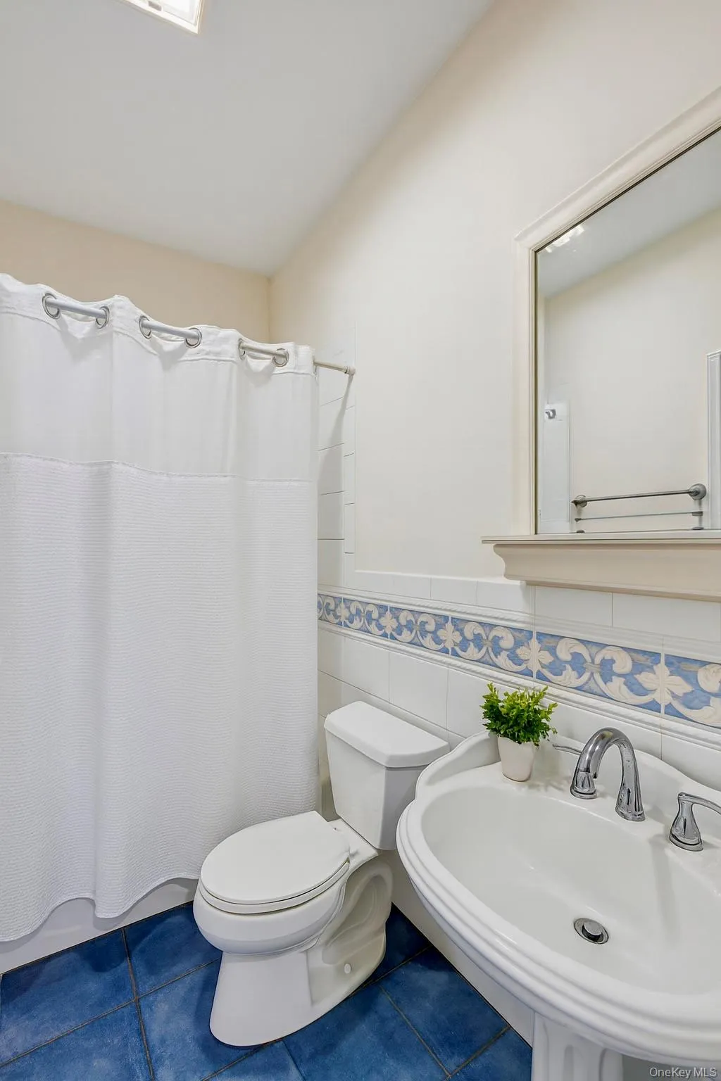 A beautifully appointed full en suite bath designed for relaxation and convenience. A beautifully appointed full en suite bath designed for relaxation and convenience.