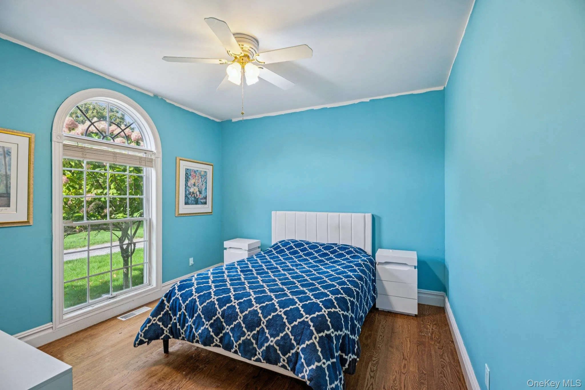 Spacious bedroom with a private full bathroom en suite. Spacious bedroom with a private full bathroom en suite.
