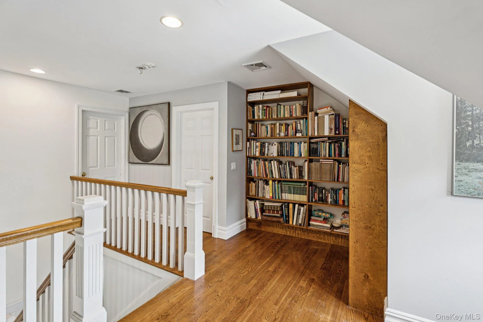 Elegant second-level built-in library offering a refined space for reading and display. Elegant second-level built-in library offering a refined space for reading and display.