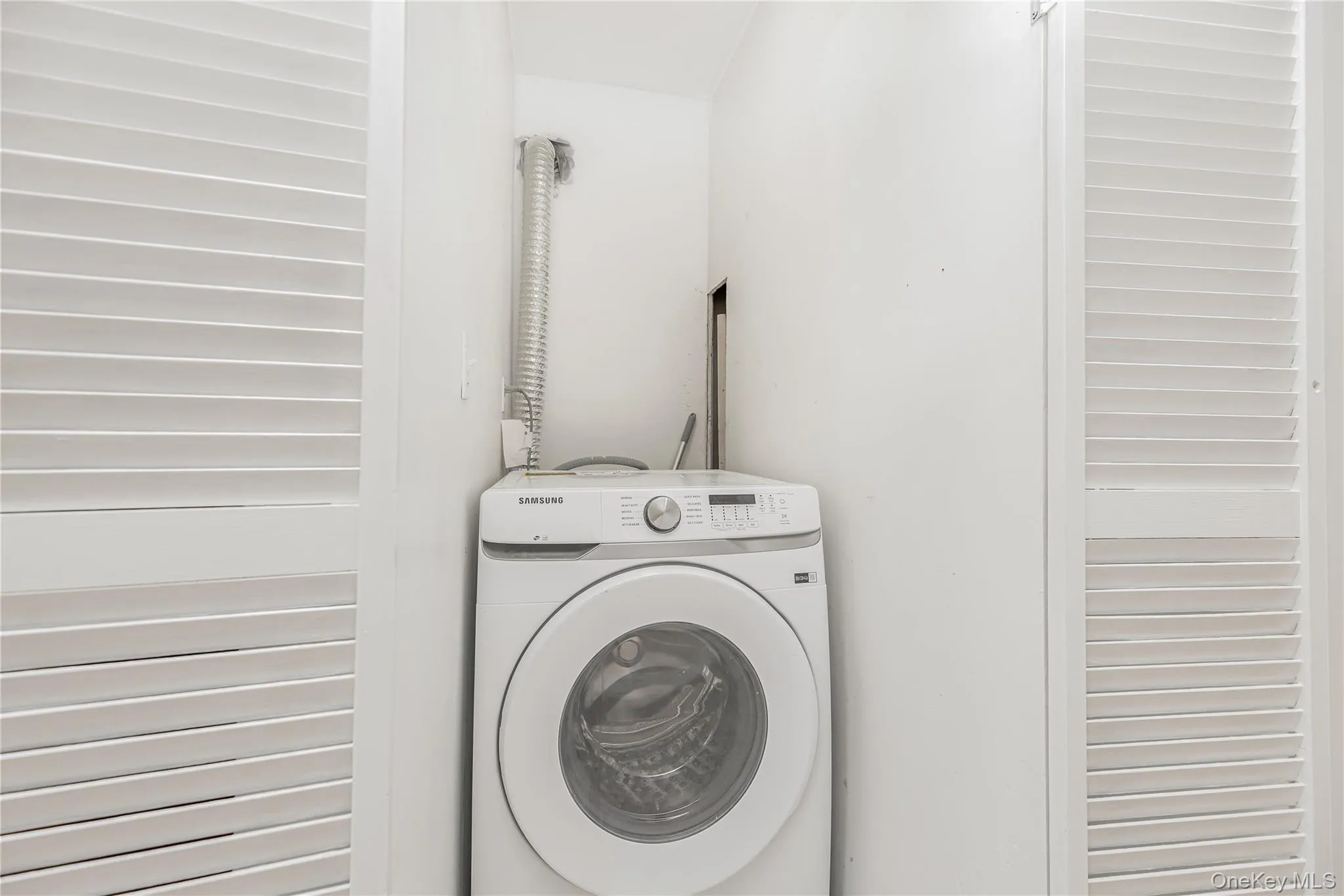 Washroom with washer / dryer Washroom with washer / dryer