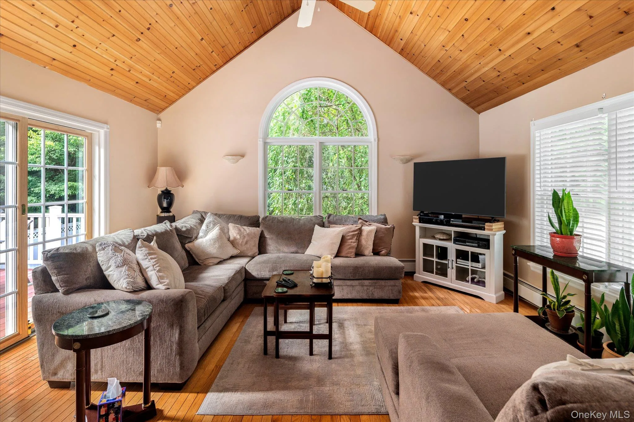 Family Room w/ Vaulted Ceiling Family Room w/ Vaulted Ceiling