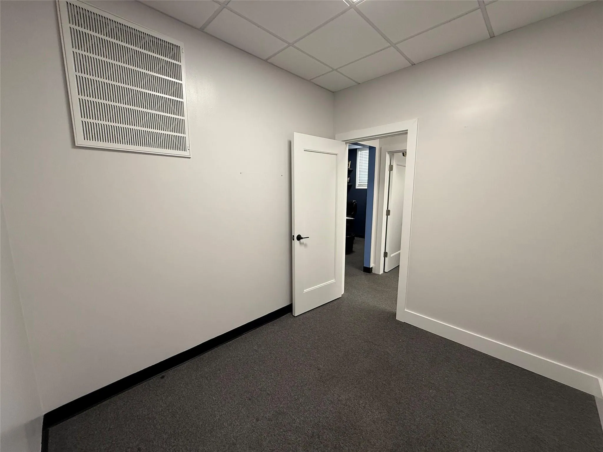 Empty room featuring a drop ceiling and baseboards Empty room featuring a drop ceiling and baseboards