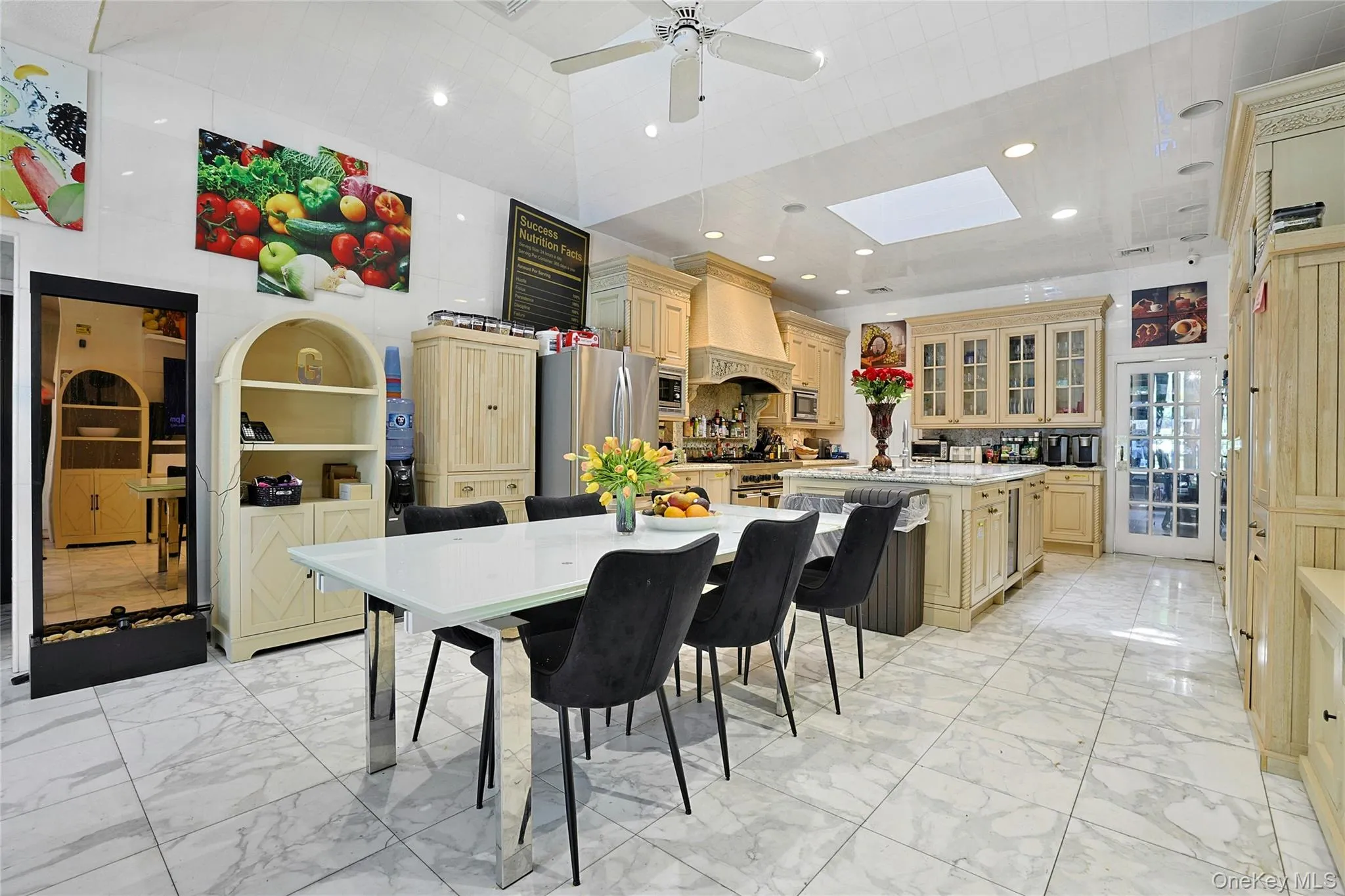 Eat-in-Kitchen Eat-in-Kitchen