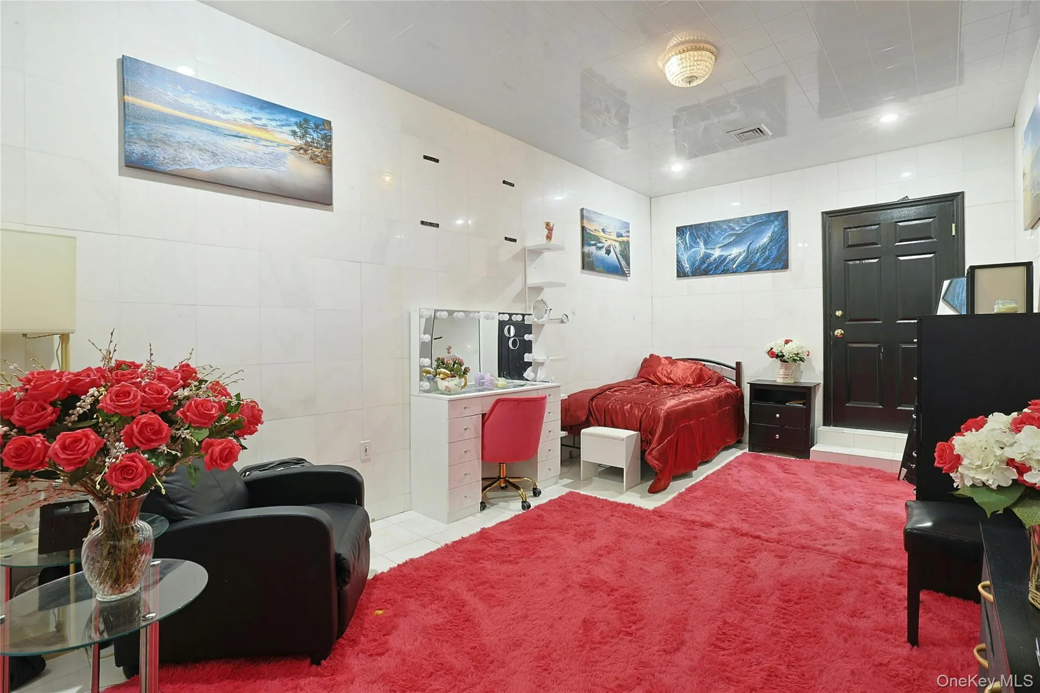 Tiled bedroom with tile walls and an office area Tiled bedroom with tile walls and an office area