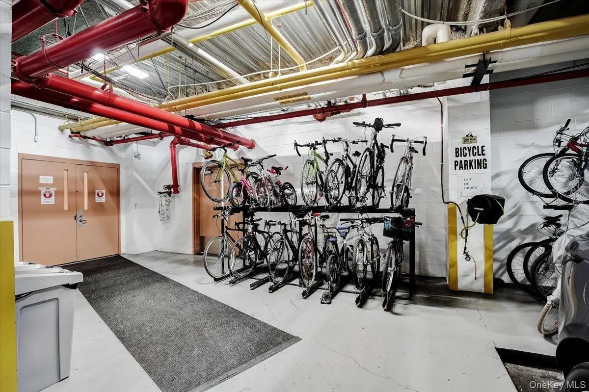 Garage with bike storage Garage with bike storage
