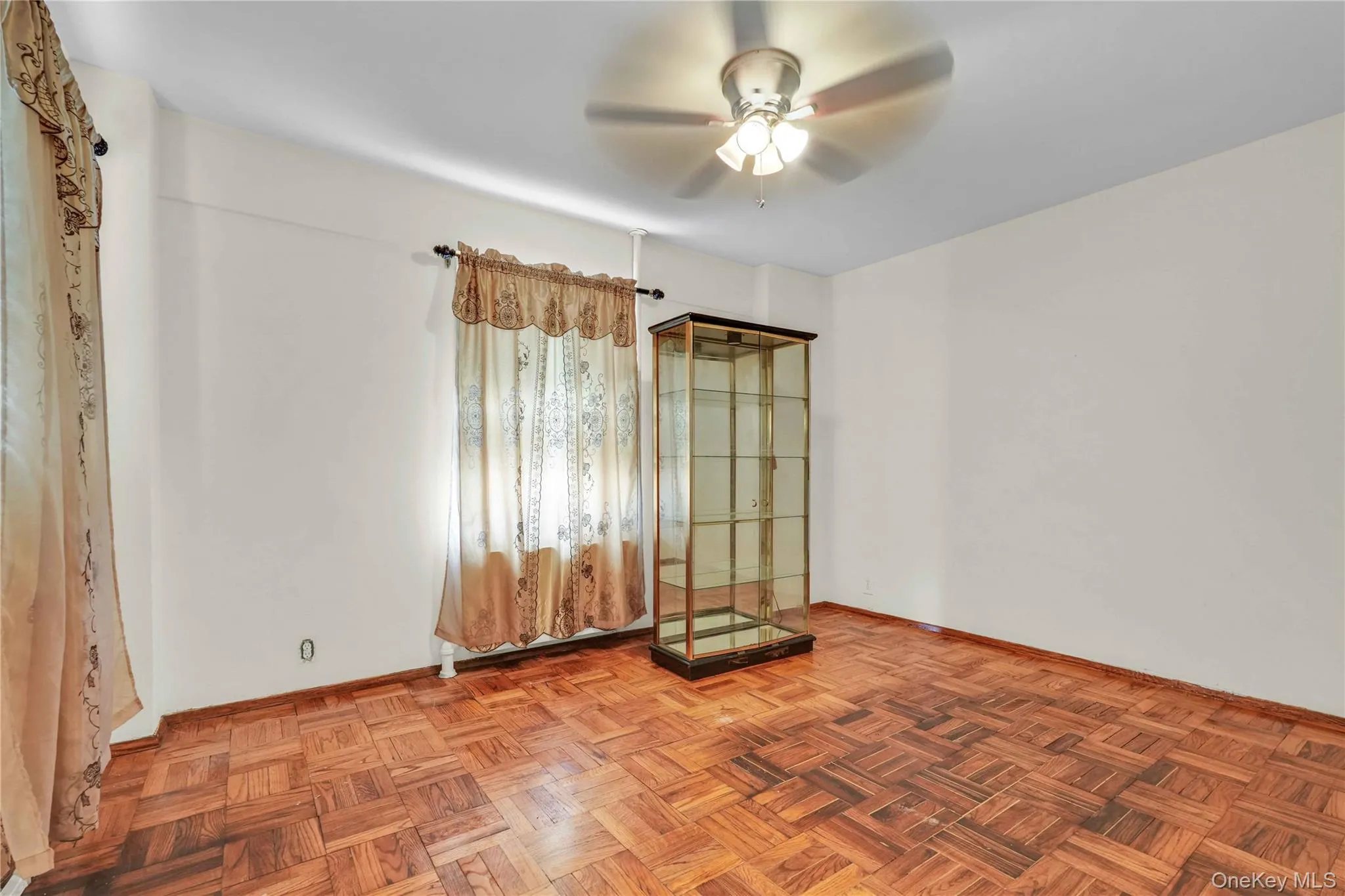 Unfurnished room with a ceiling fan and baseboards Unfurnished room with a ceiling fan and baseboards