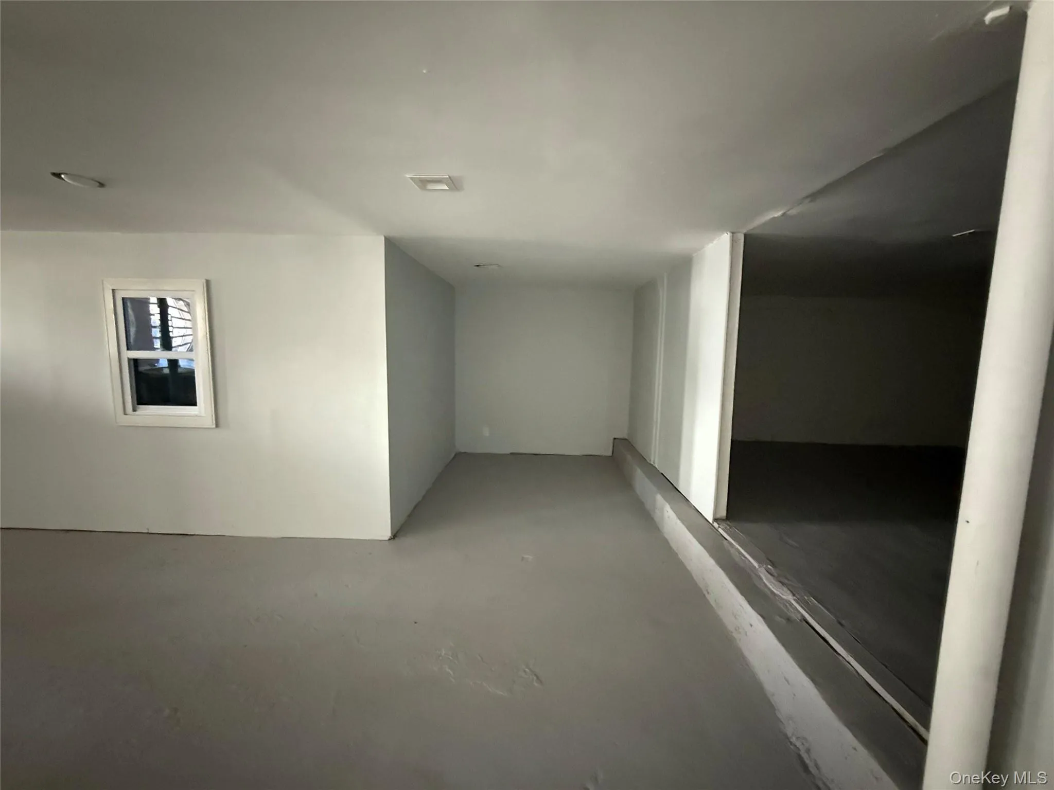 Unfurnished room with concrete flooring Unfurnished room with concrete flooring
