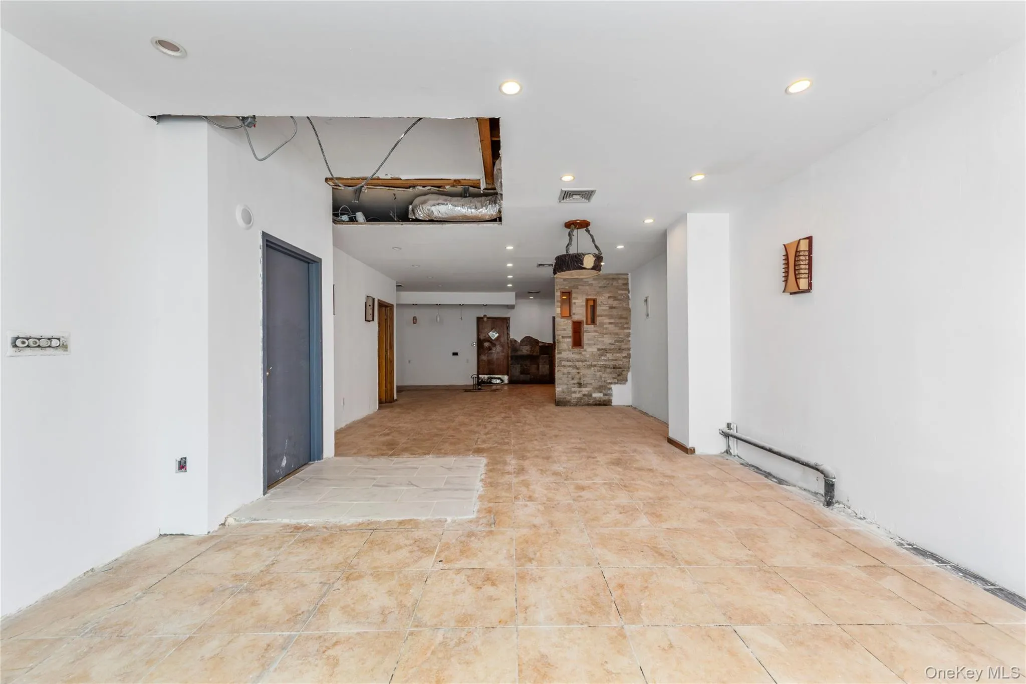 Empty room featuring recessed lighting Empty room featuring recessed lighting