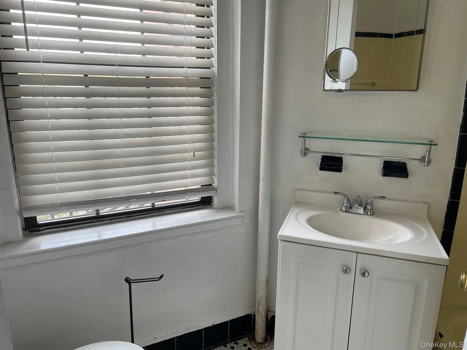 Windowed Bathroom Windowed Bathroom