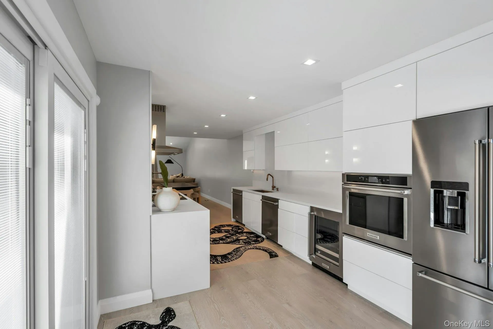 Large EIK featuring stainless steel appliances, modern cabinets, white cabinetry, wine cooler, and recessed lighting Large EIK featuring stainless steel appliances, modern cabinets, white cabinetry, wine cooler, and recessed lighting