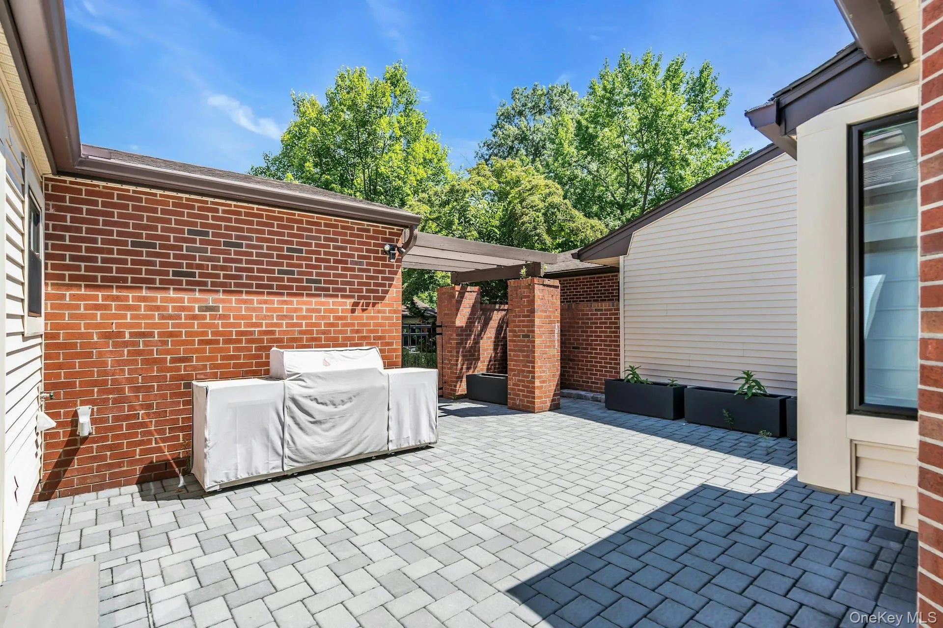 Private Front Patio/Sliding door to EIK Private Front Patio/Sliding door to EIK