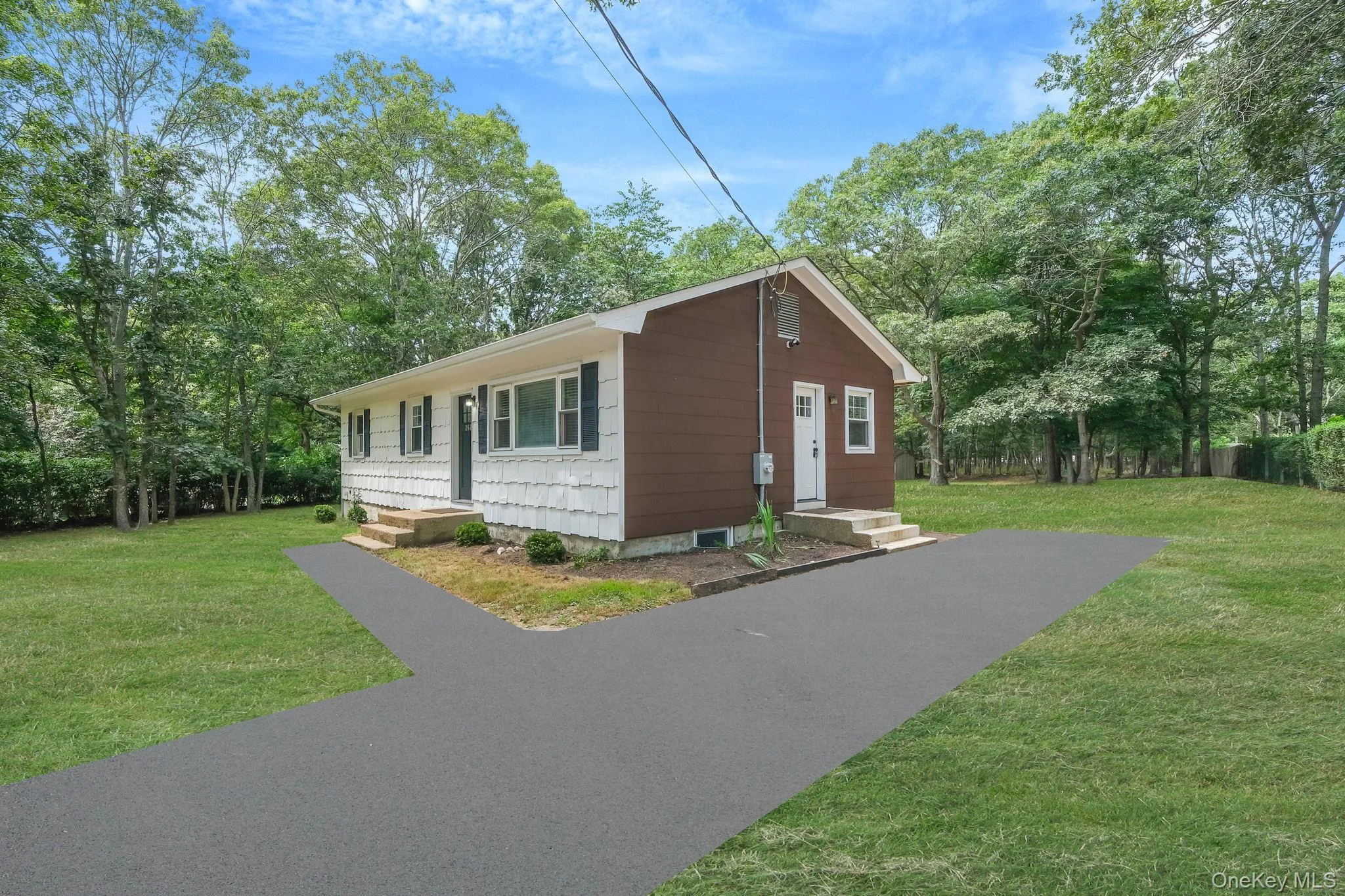 View of front facade featuring a front lawn