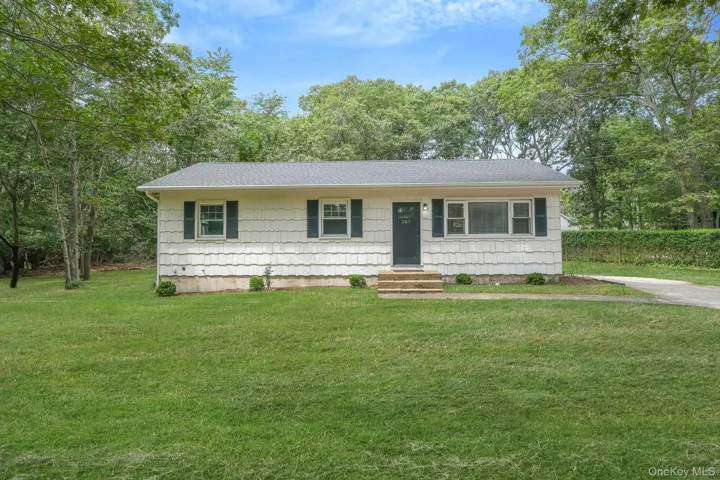 View of front facade featuring a front lawn and entry steps
