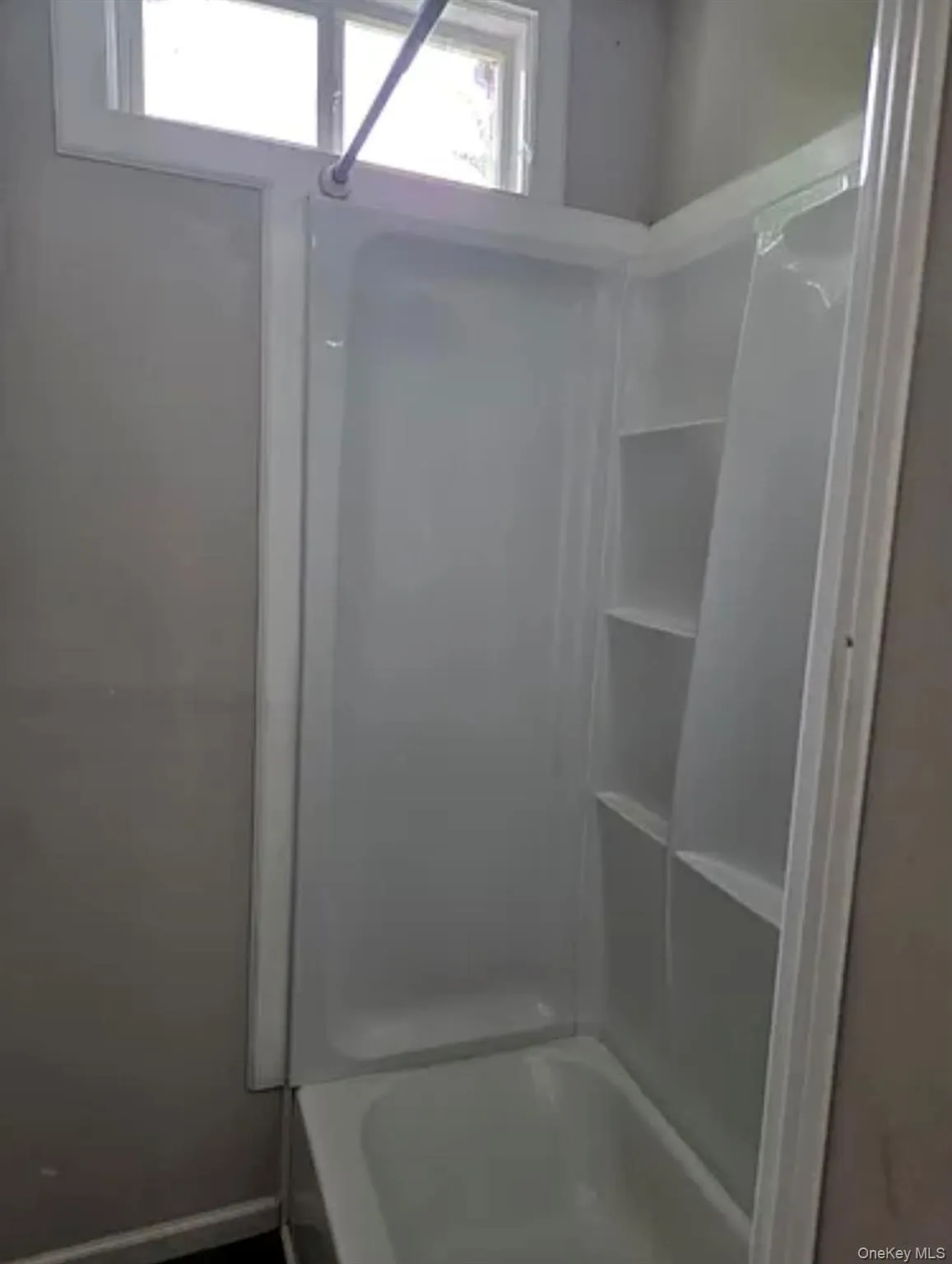 Full bathroom with shower / bathtub combination Full bathroom with shower / bathtub combination