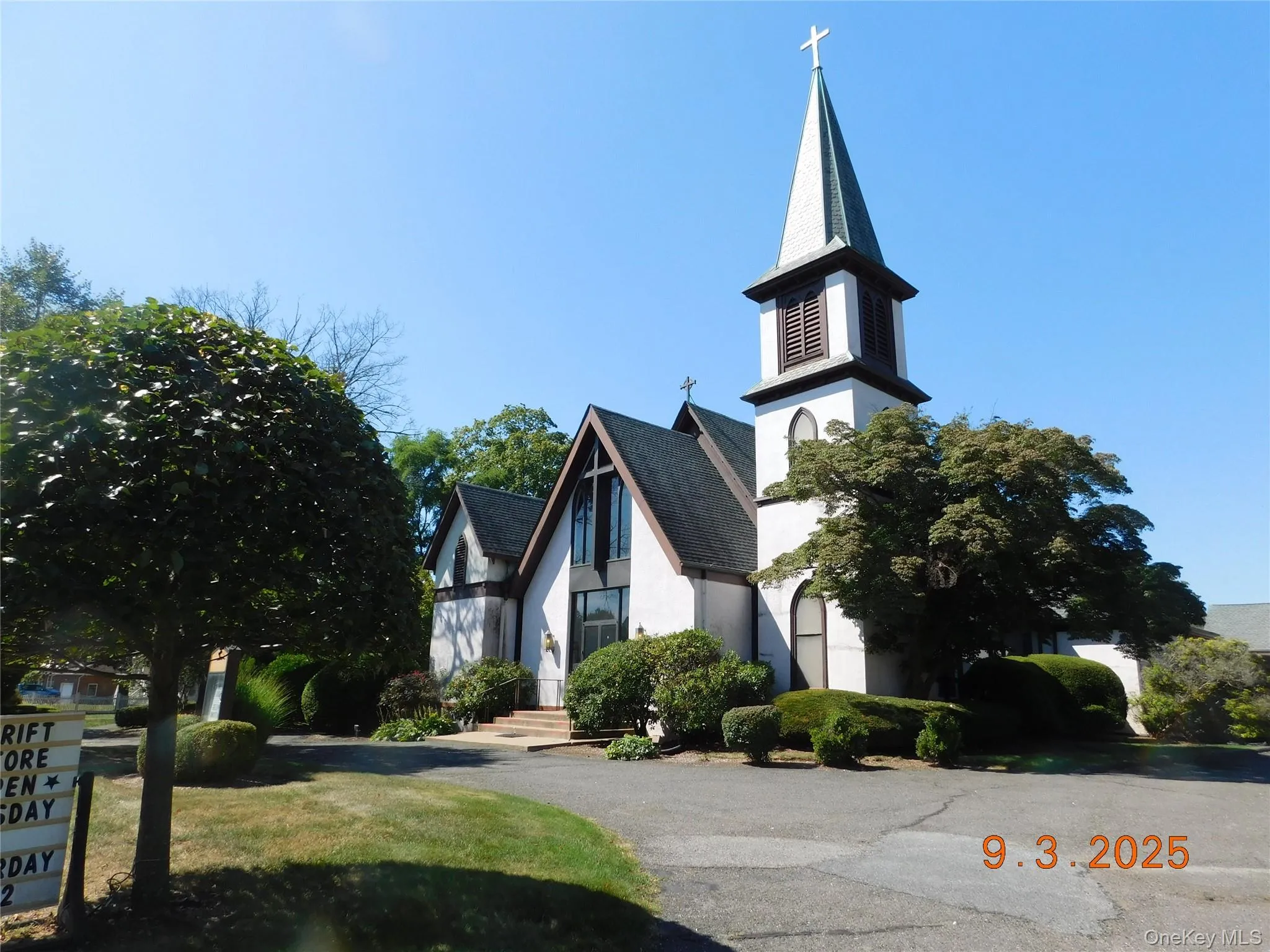 View of front facade featuring stucco siding, a front lawn, and roof with shingles View of front facade featuring stucco siding, a front lawn, and roof with shingles