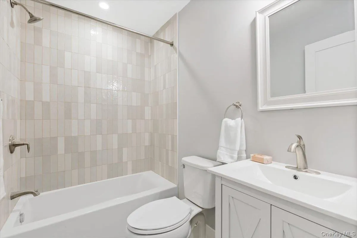Well-appointed ensuite bath designed for comfort and convenience. Well-appointed ensuite bath designed for comfort and convenience.