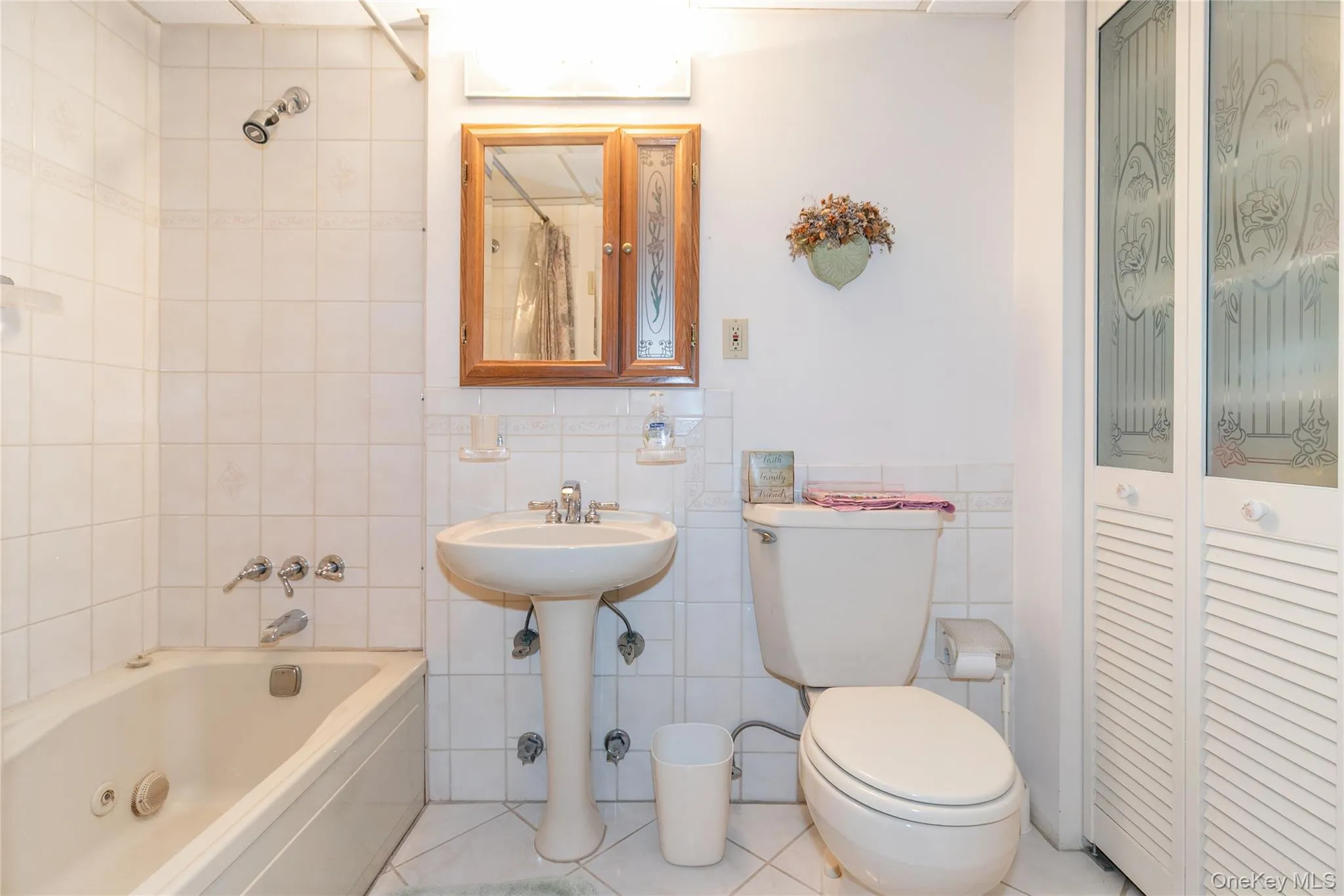2nd Full bathroom with shower / tub combo and large built-in Closet 2nd Full bathroom with shower / tub combo and large built-in Closet