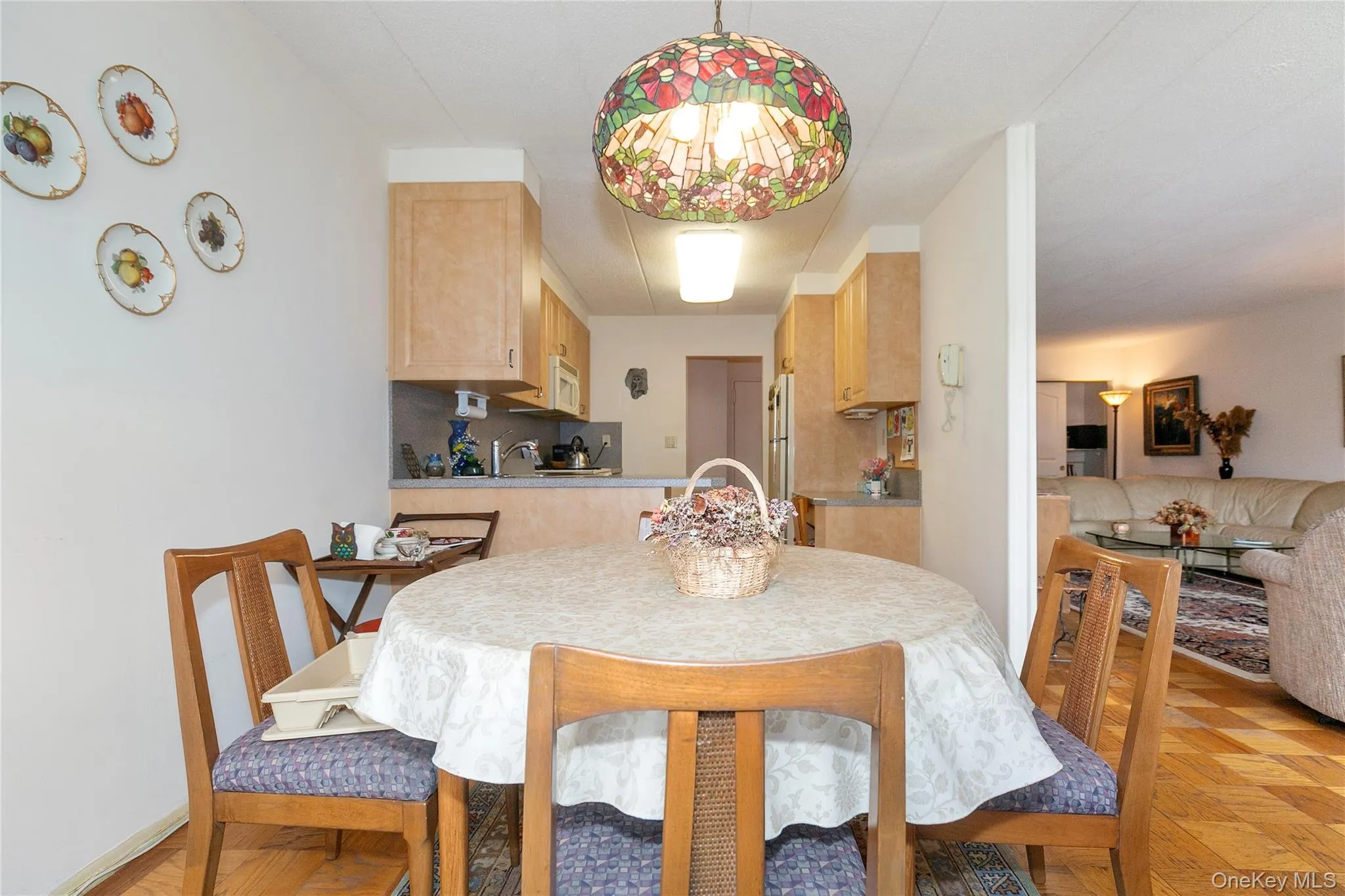 Dining Area to Kitchen and Living Room Dining Area to Kitchen and Living Room