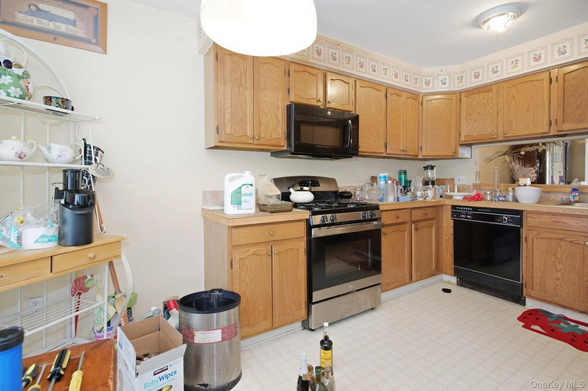 Plenty of oak cabinetry and counter space give this kitchen a strong foundation for your vision. Plenty of oak cabinetry and counter space give this kitchen a strong foundation for your vision.