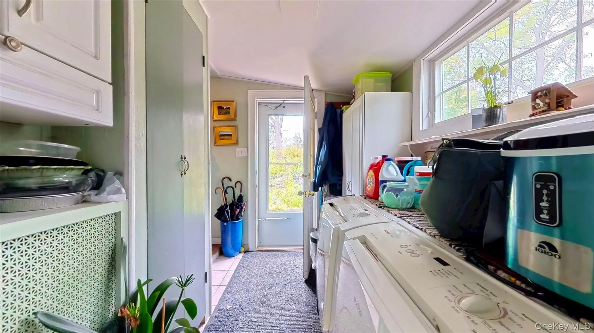 Washer / dryer with cabinet space, radiator heating unit and storage Washer / dryer with cabinet space, radiator heating unit and storage