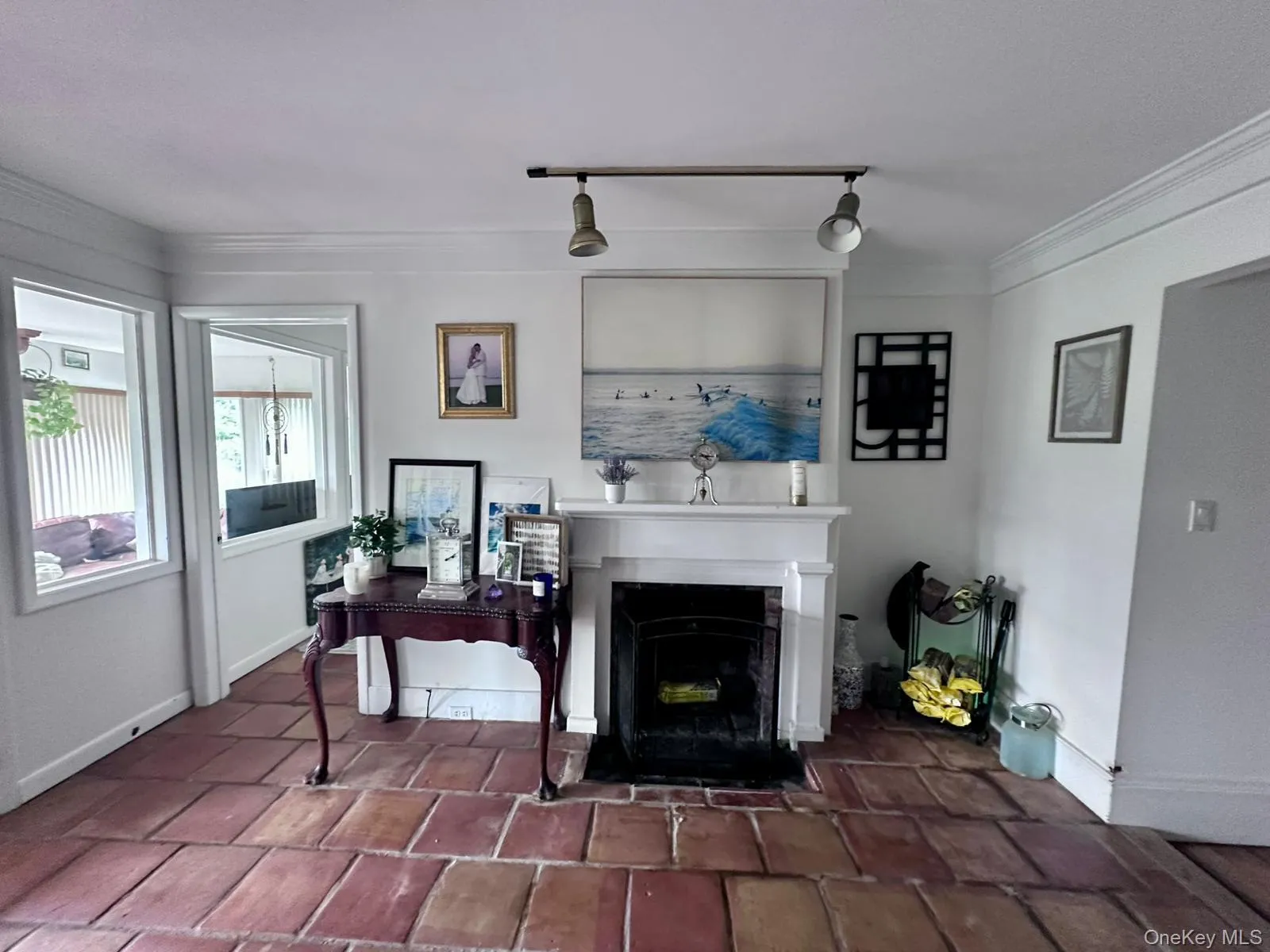 Living area with a fireplace with flush hearth and crown molding Living area with a fireplace with flush hearth and crown molding