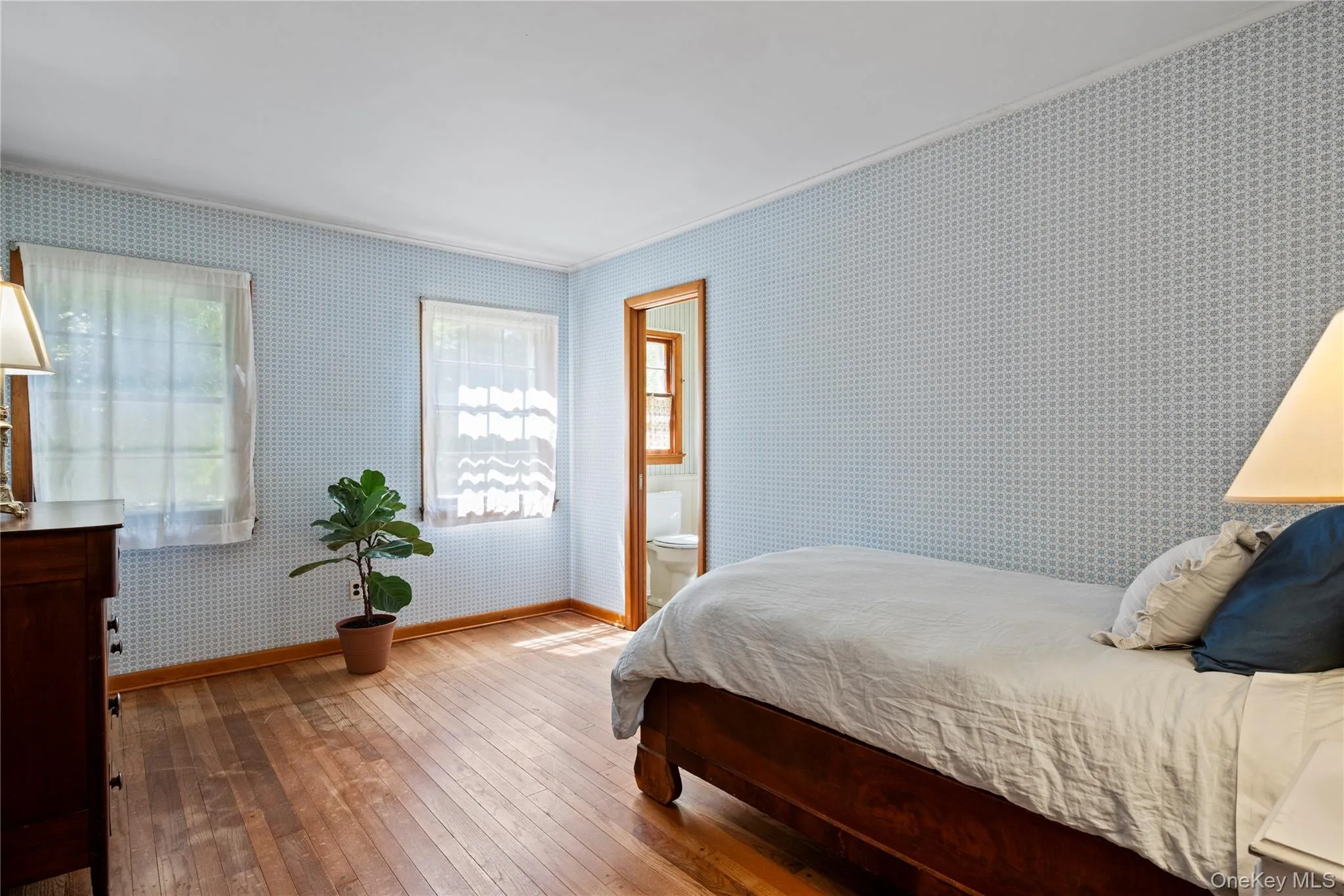 Bedroom with ensuite powder room Bedroom with ensuite powder room