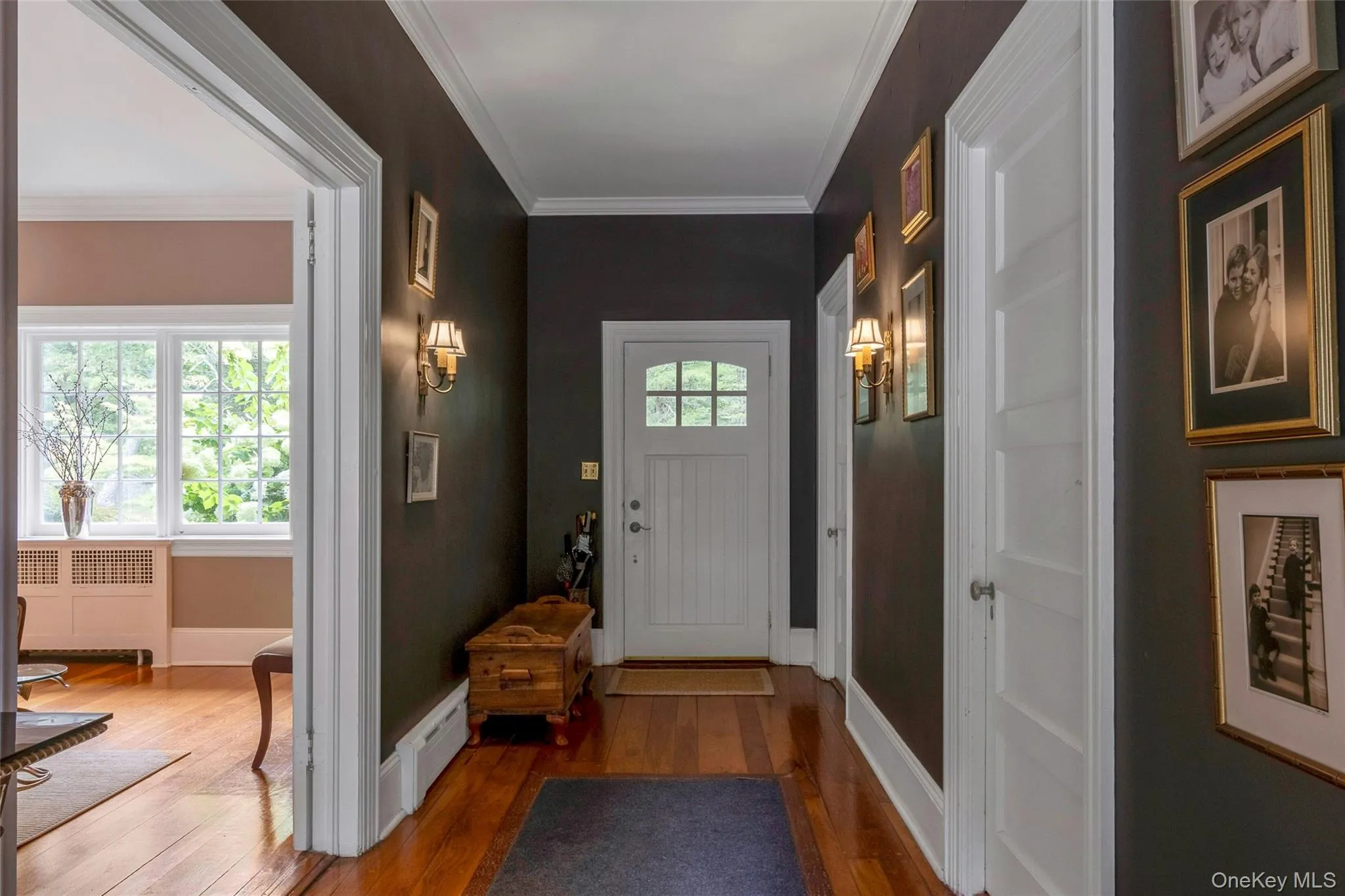 Foyer with 9.5 ft ceilings Foyer with 9.5 ft ceilings