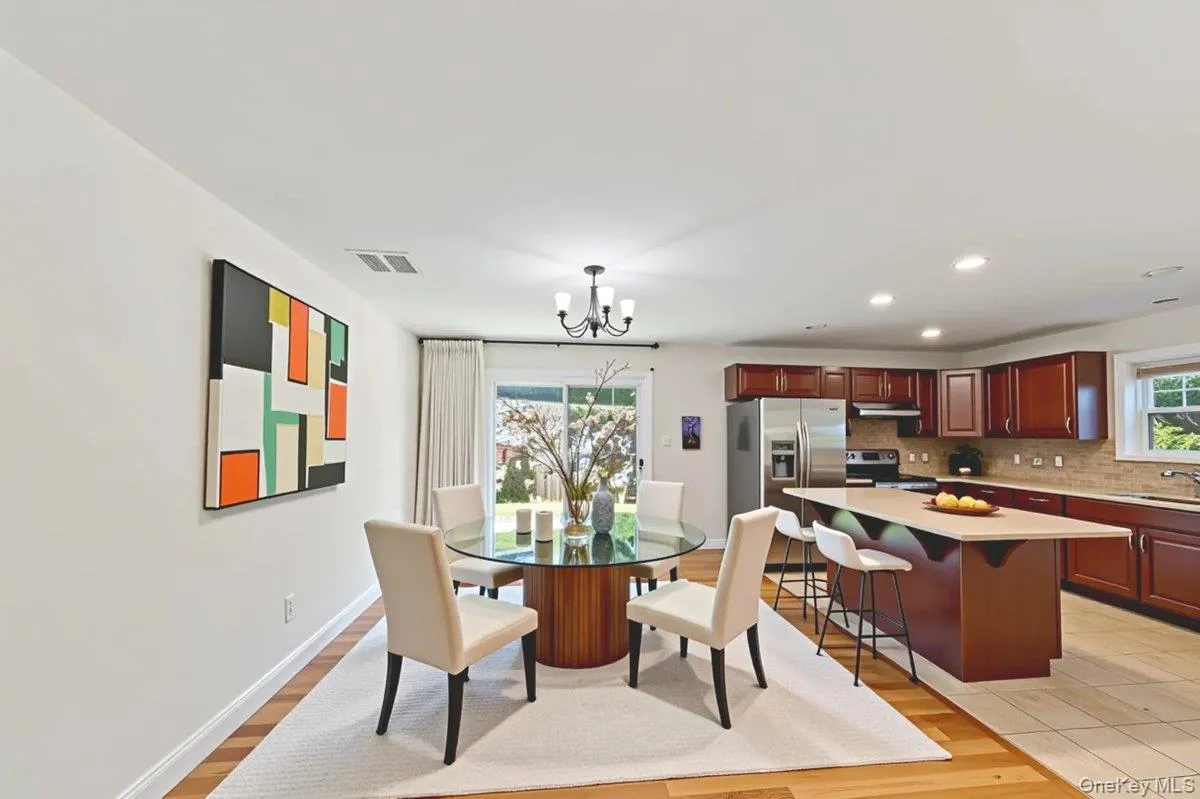 Open Concept of Dining room and Kitchen. Open Concept of Dining room and Kitchen.