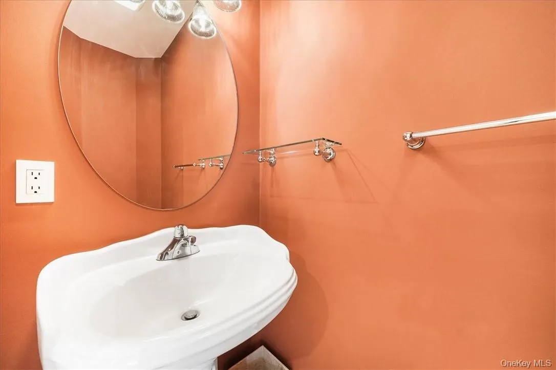 1st floor half bathroom. 1st floor half bathroom.