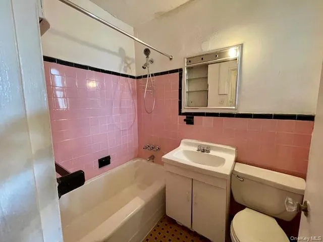 48-21 40 Street, New York, NY, 1 Bedroom Bedrooms, 3 Rooms Rooms,1 BathroomBathrooms,Residential,For Rent,40,0,906829 48-21 40 Street, New York, NY, 1 Bedroom Bedrooms, 3 Rooms Rooms,1 BathroomBathrooms,Residential,For Rent,40,0,906829