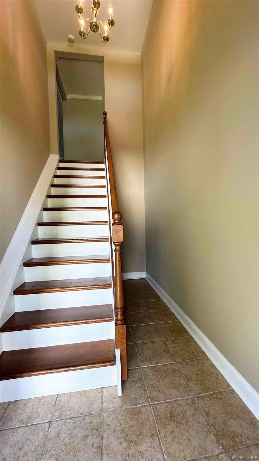 Foyer, 2nd floor stairs private entrance Foyer, 2nd floor stairs private entrance