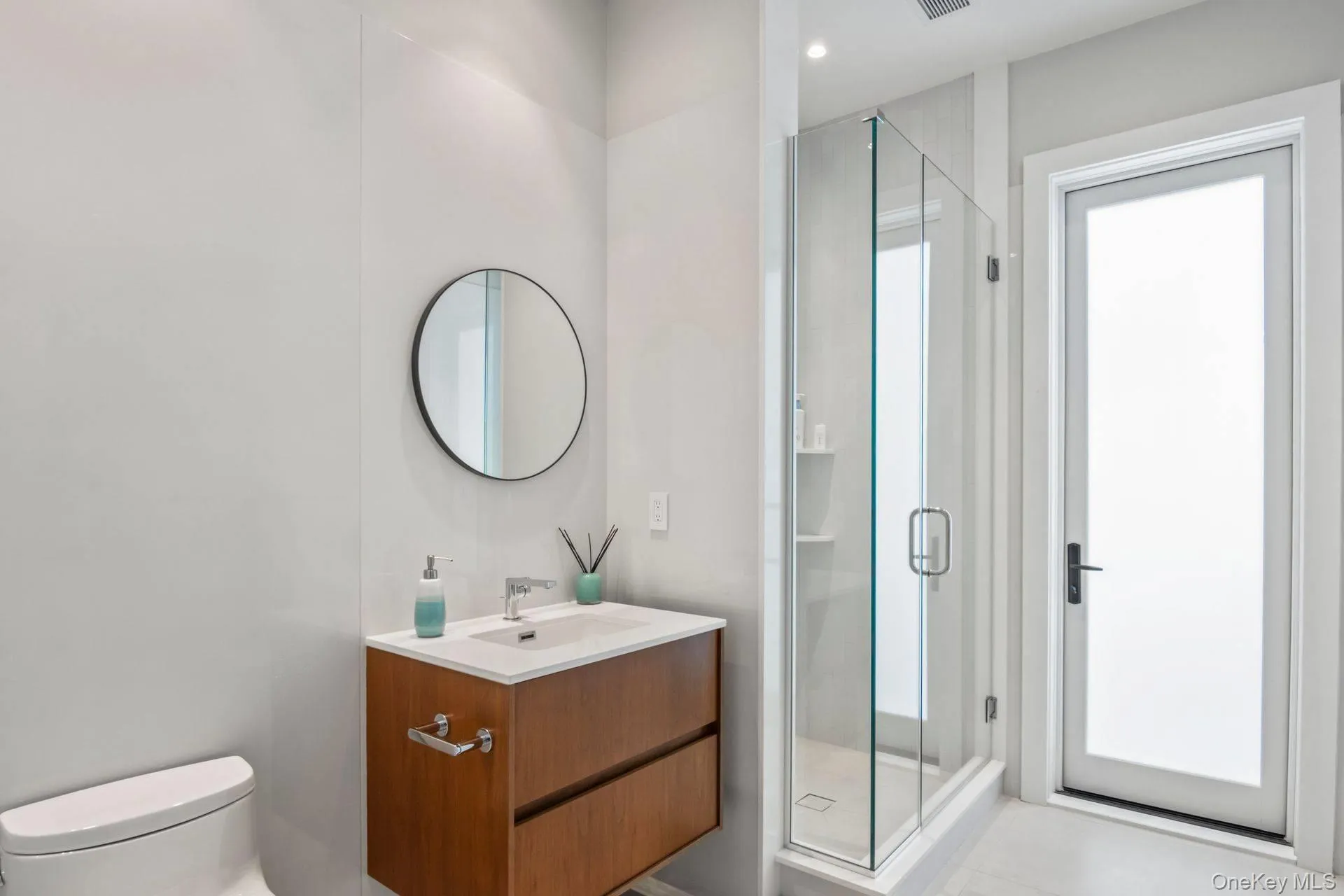 Bathroom with access to pool Bathroom with access to pool
