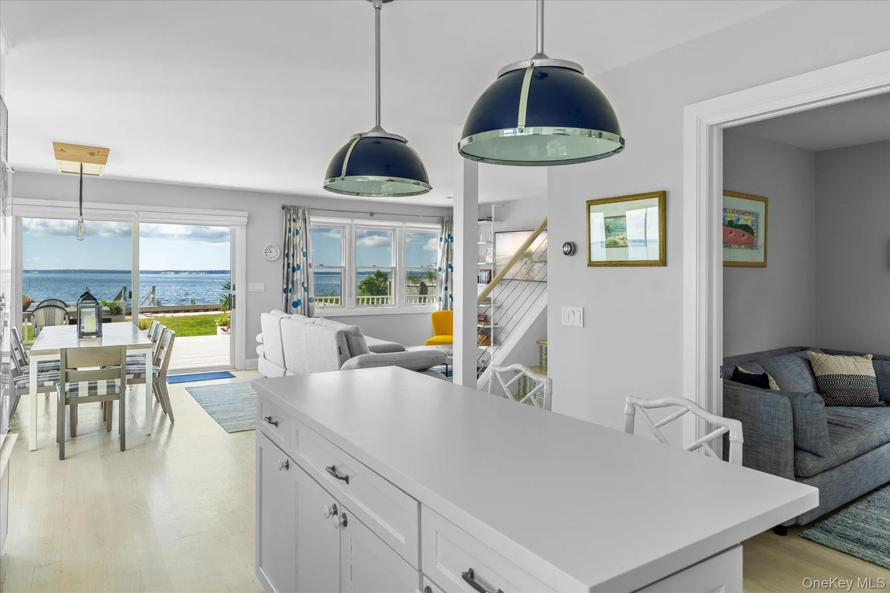 Spacious island with breakfast bar seating, ideal for casual dining and entertaining. Spacious island with breakfast bar seating, ideal for casual dining and entertaining.