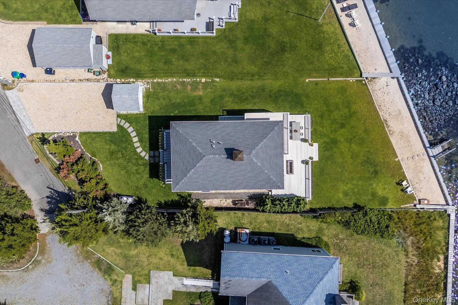 Open design enhances natural light and indoor-outdoor connection. Open design enhances natural light and indoor-outdoor connection.