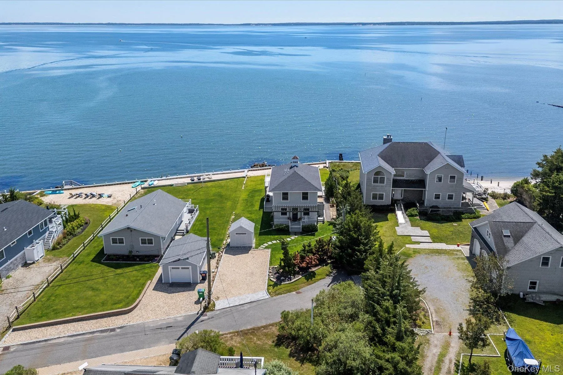 Steps to swimming, kayaking, paddle boarding, boating and fishing. Boat mooring permitted. Steps to swimming, kayaking, paddle boarding, boating and fishing. Boat mooring permitted.