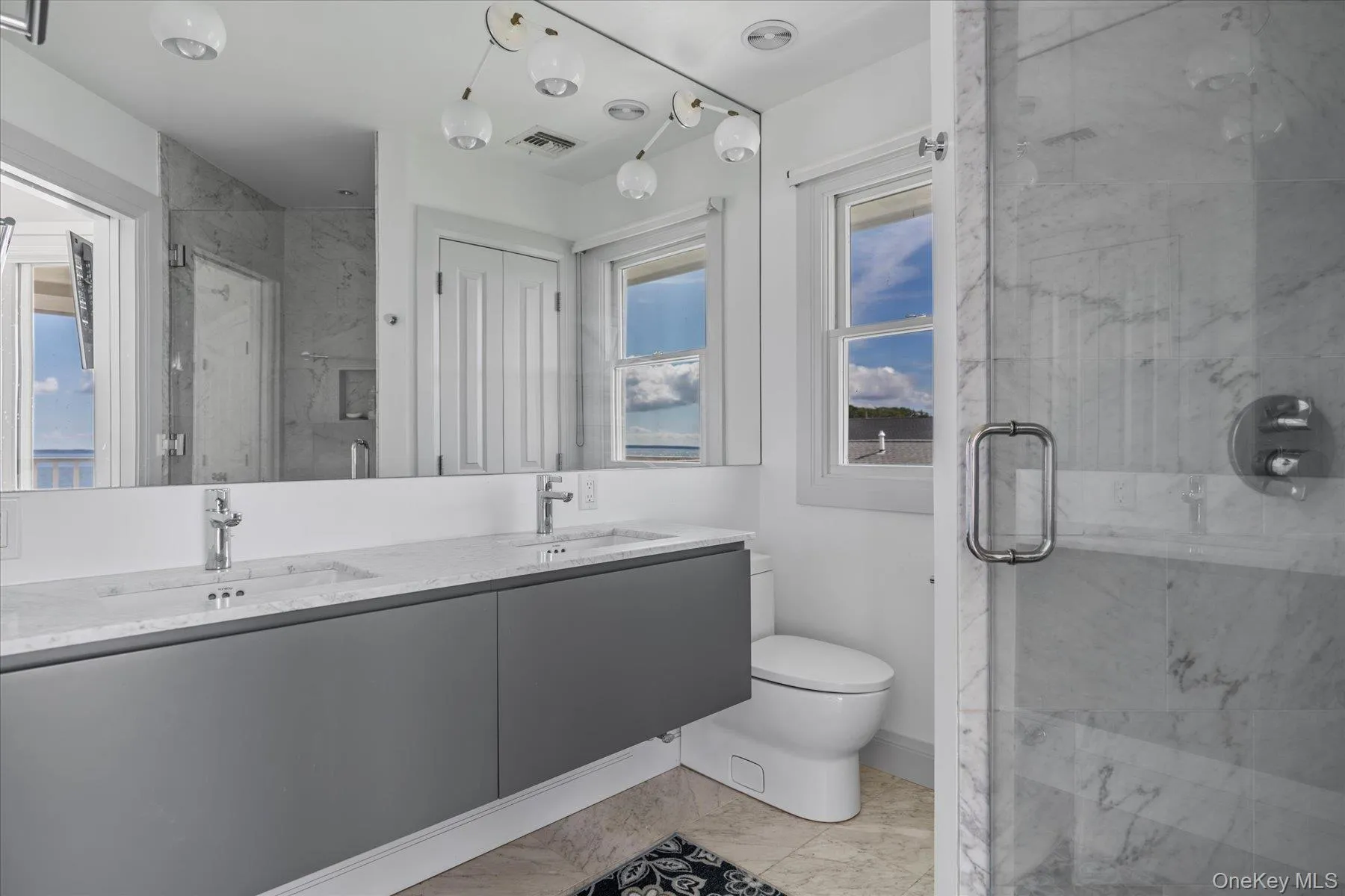 Luxurious full bathroom with clean finishes and contemporary design. Luxurious full bathroom with clean finishes and contemporary design.