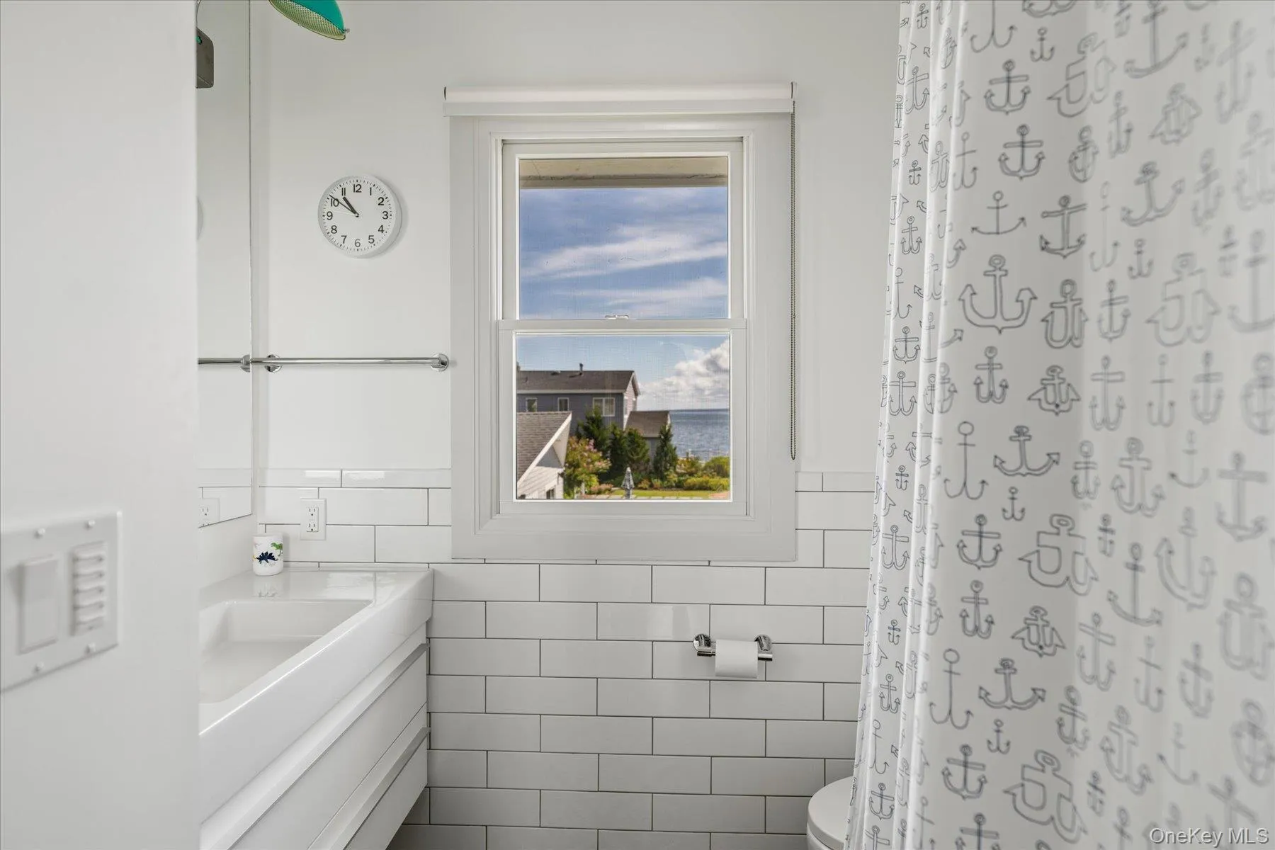Well appointed full bathroom with modern fixtures and finishes. Well appointed full bathroom with modern fixtures and finishes.