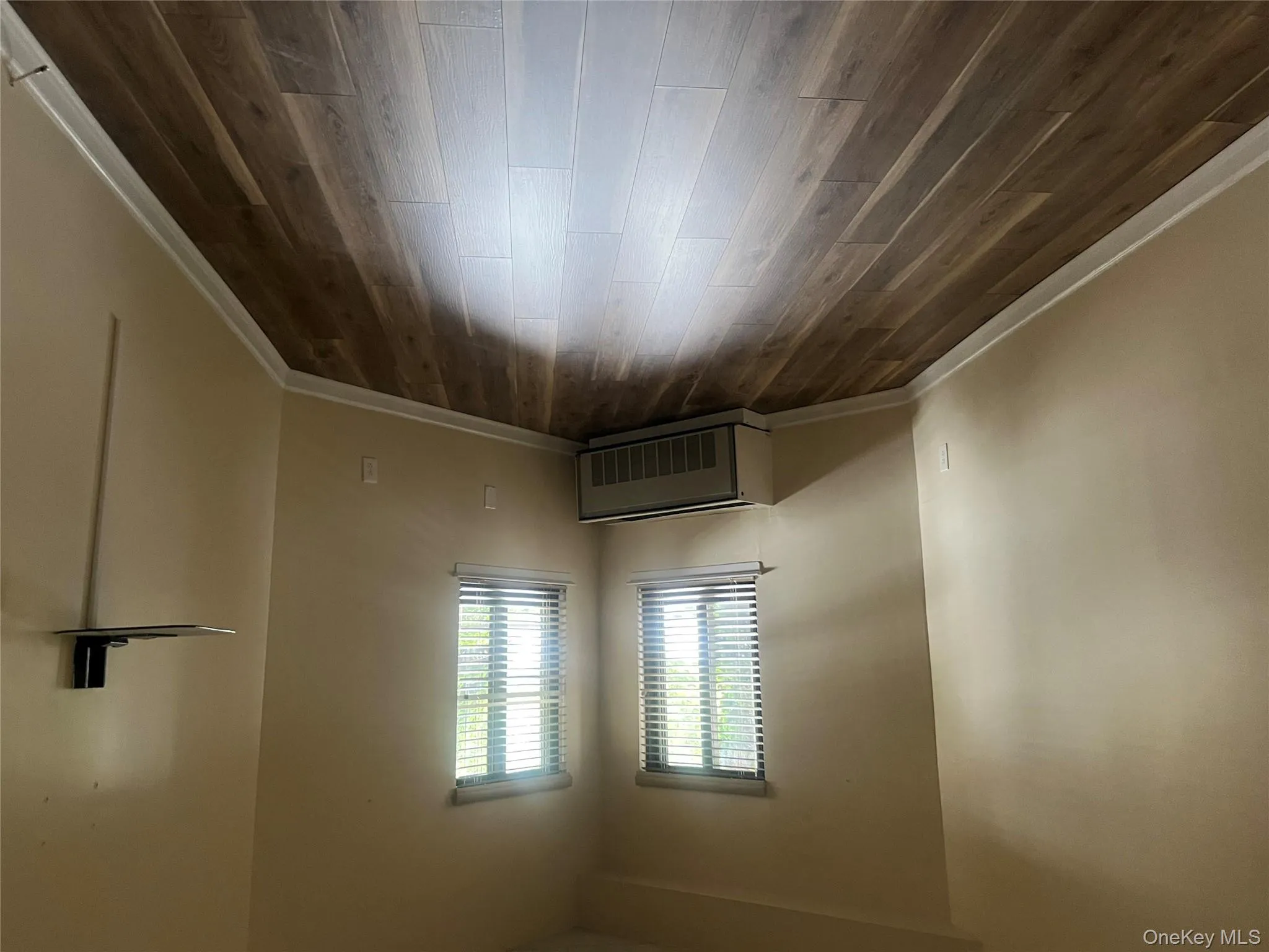 Unfurnished room with radiator heating unit and dark wood-type flooring Unfurnished room with radiator heating unit and dark wood-type flooring