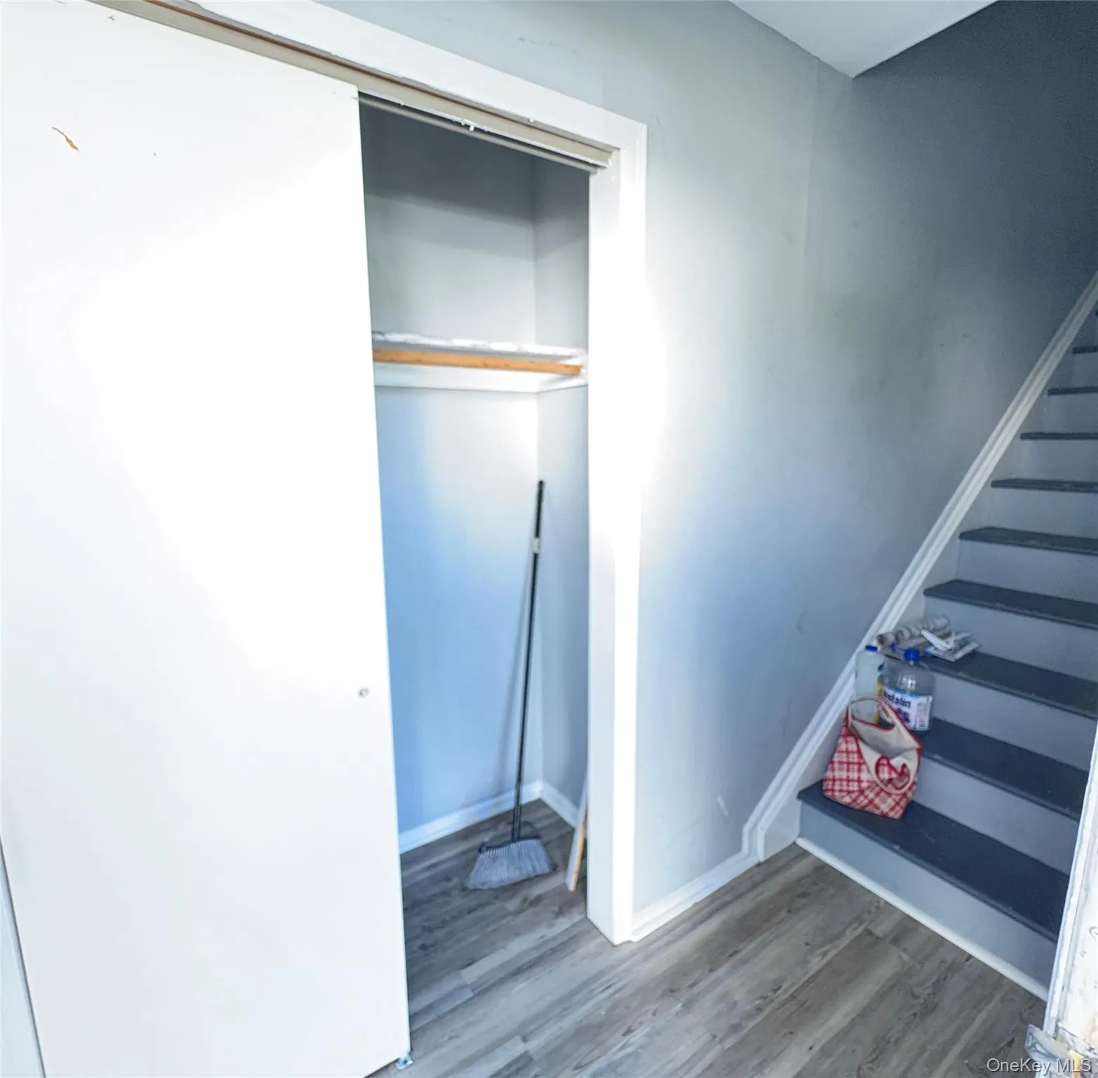 Entrance closet Entrance closet