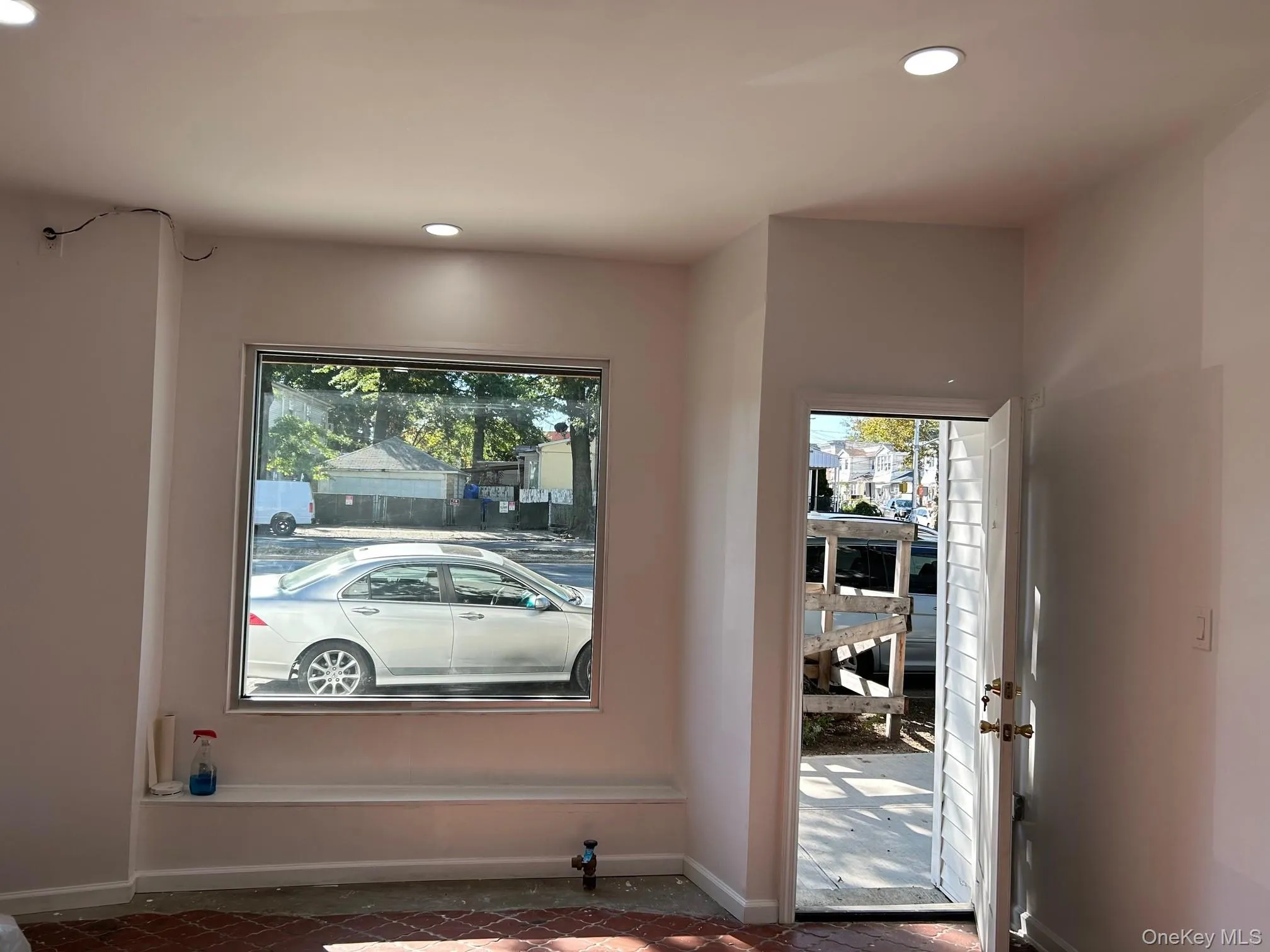 Entryway featuring baseboards and recessed lighting Entryway featuring baseboards and recessed lighting