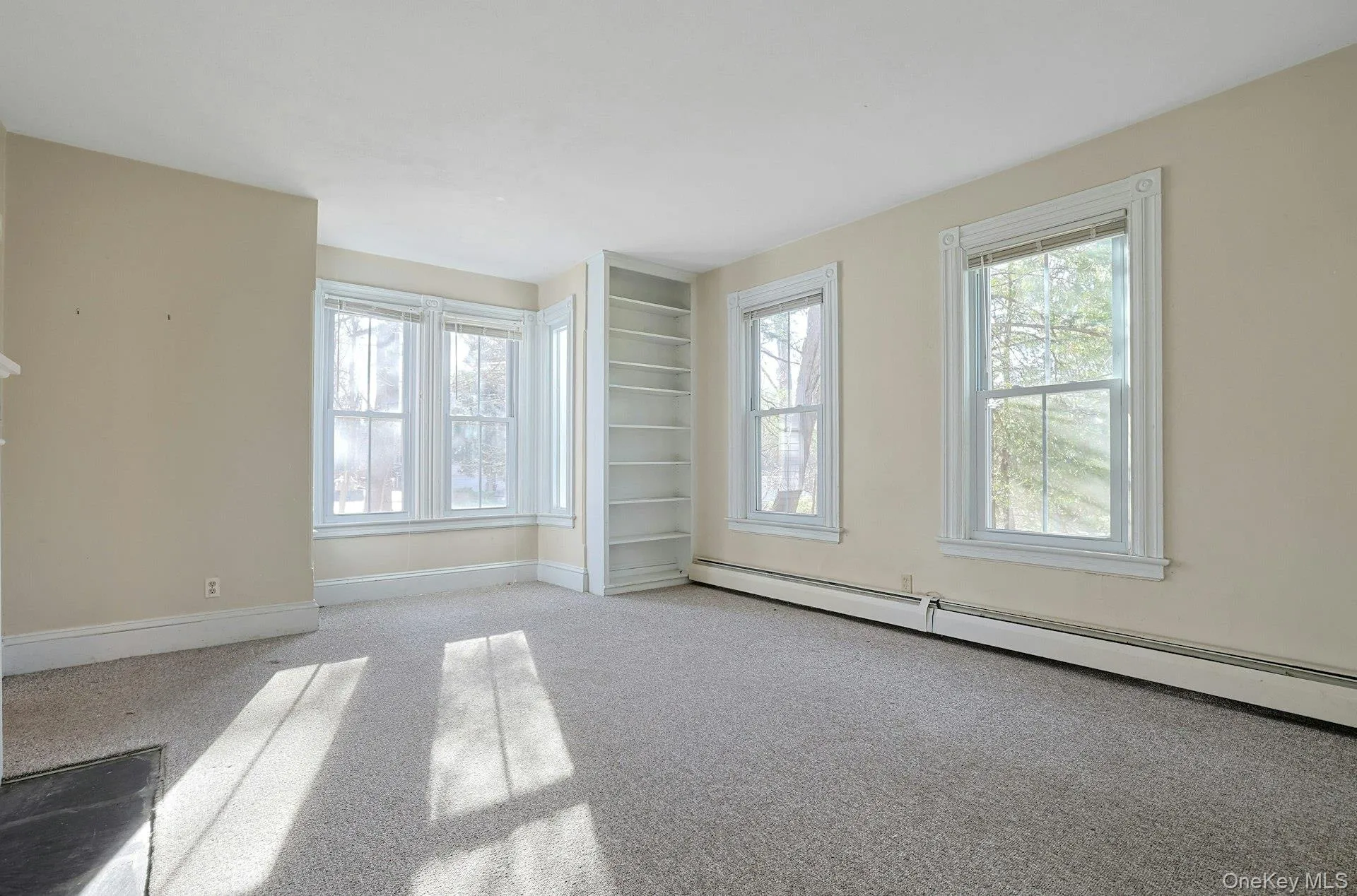 Living room w built in shelves, large windows Living room w built in shelves, large windows